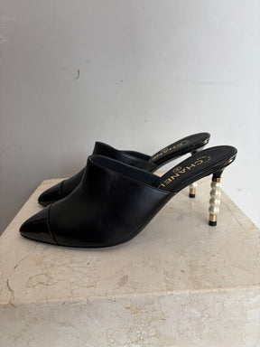 Chanel Black Leather and Patent Cap Pearl Heel mules, 38.5C