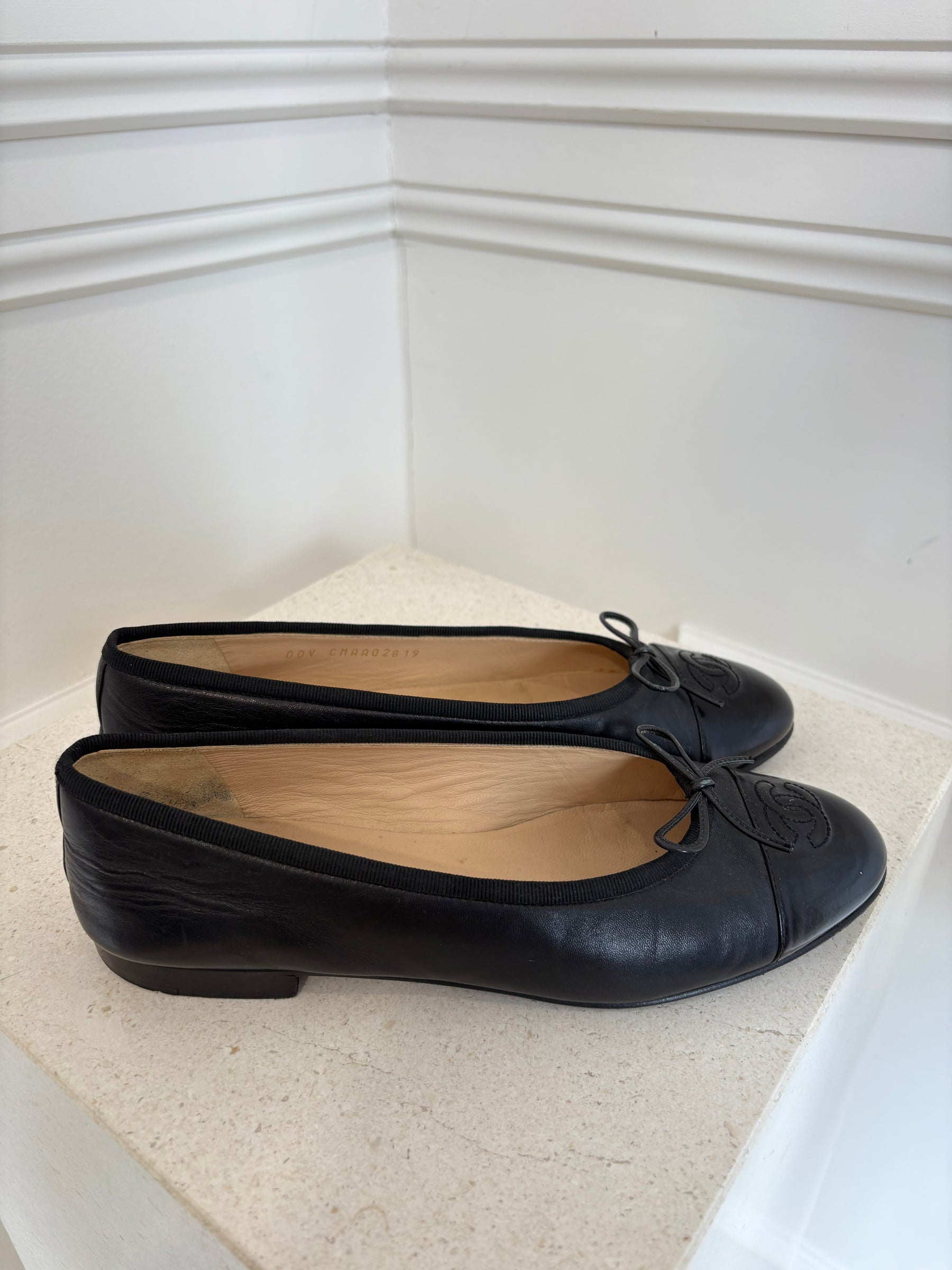 Chanel Leather Ballet Flats CC Patent Toe In Black, 37.5