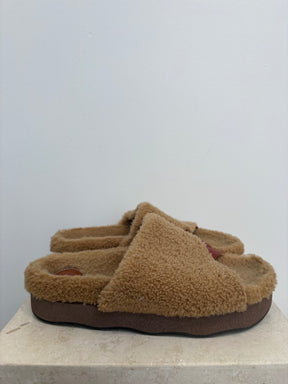 Chloe Wavy Shearling Slide Sandals In Tan, 40
