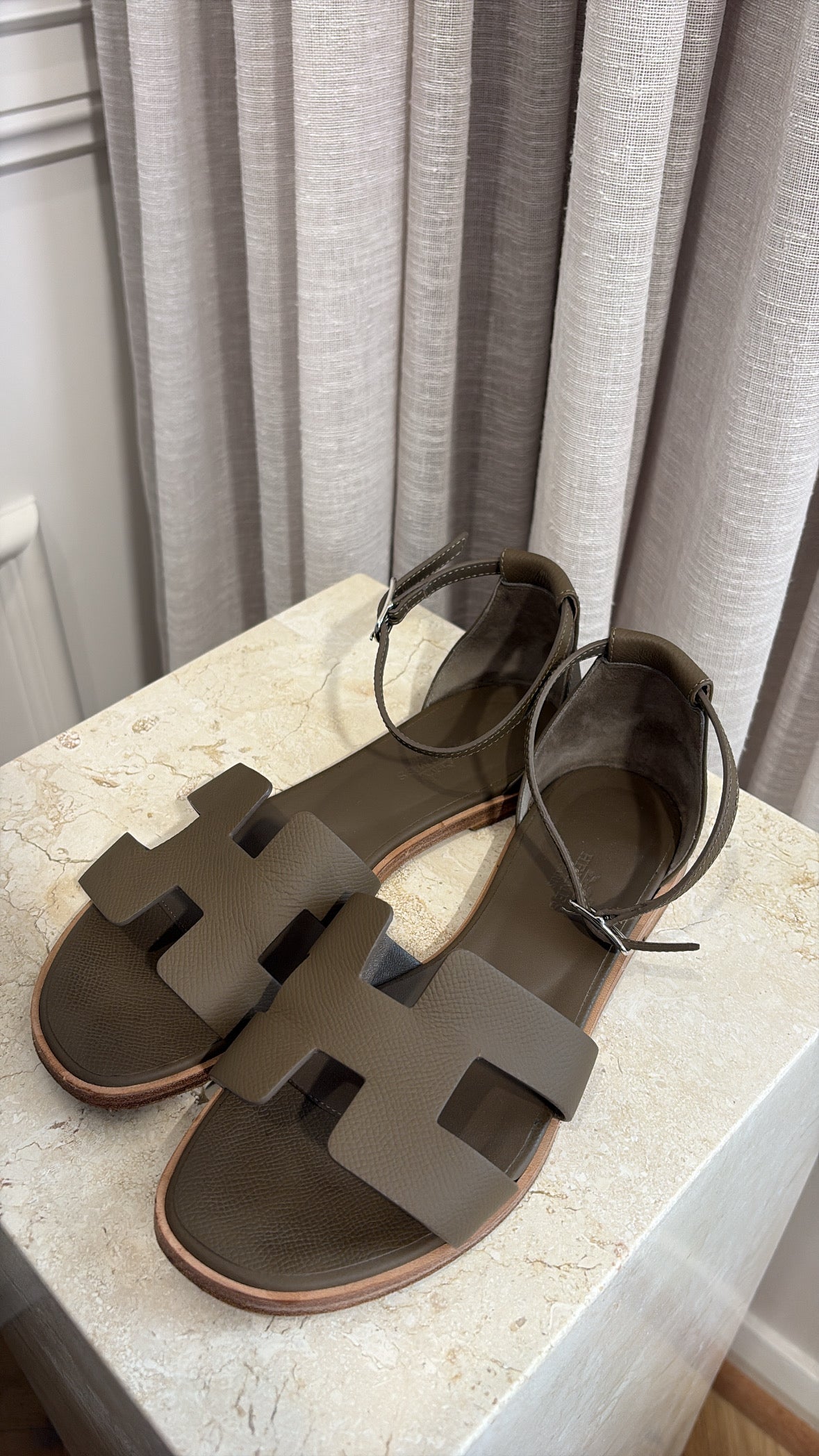 Hermès Etoupe Leather Santorini Sandals, 37