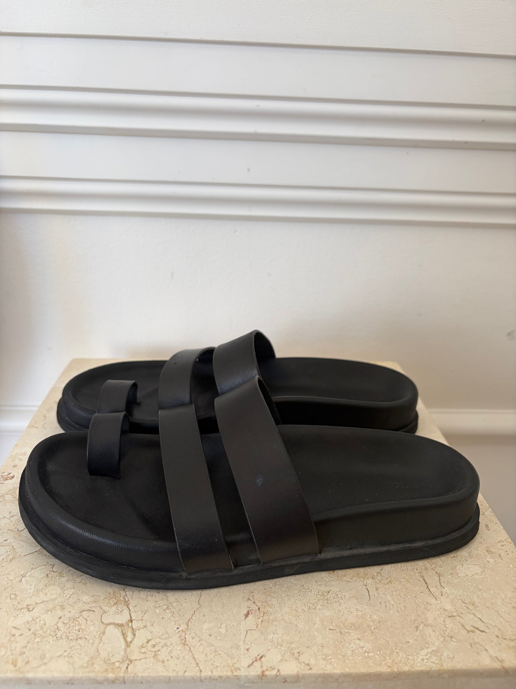 bassike Raw Leather Sandal Black, 37