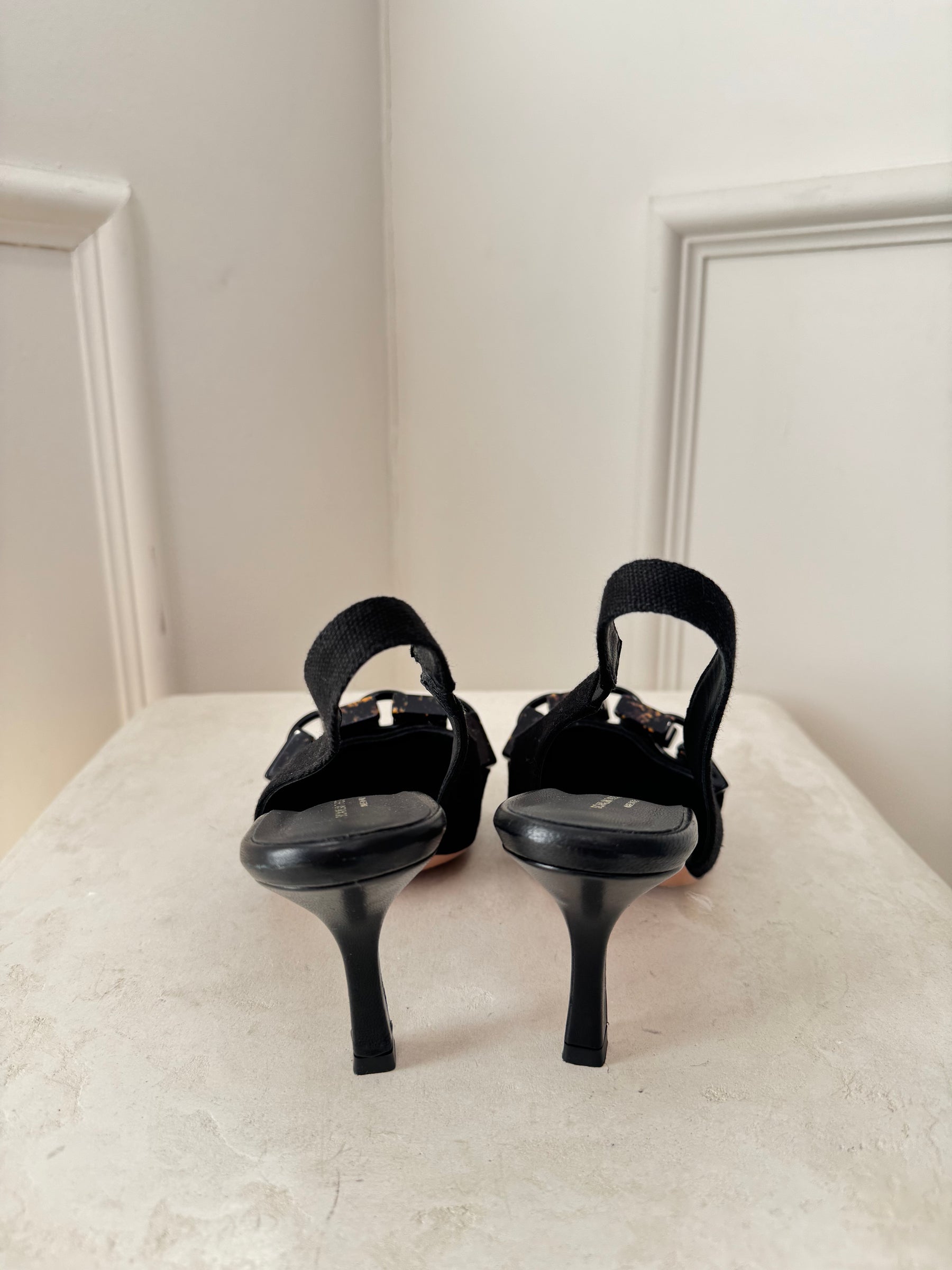 Scanlan Theodore Black Fabric Chain Detail Slingback Pump, 38