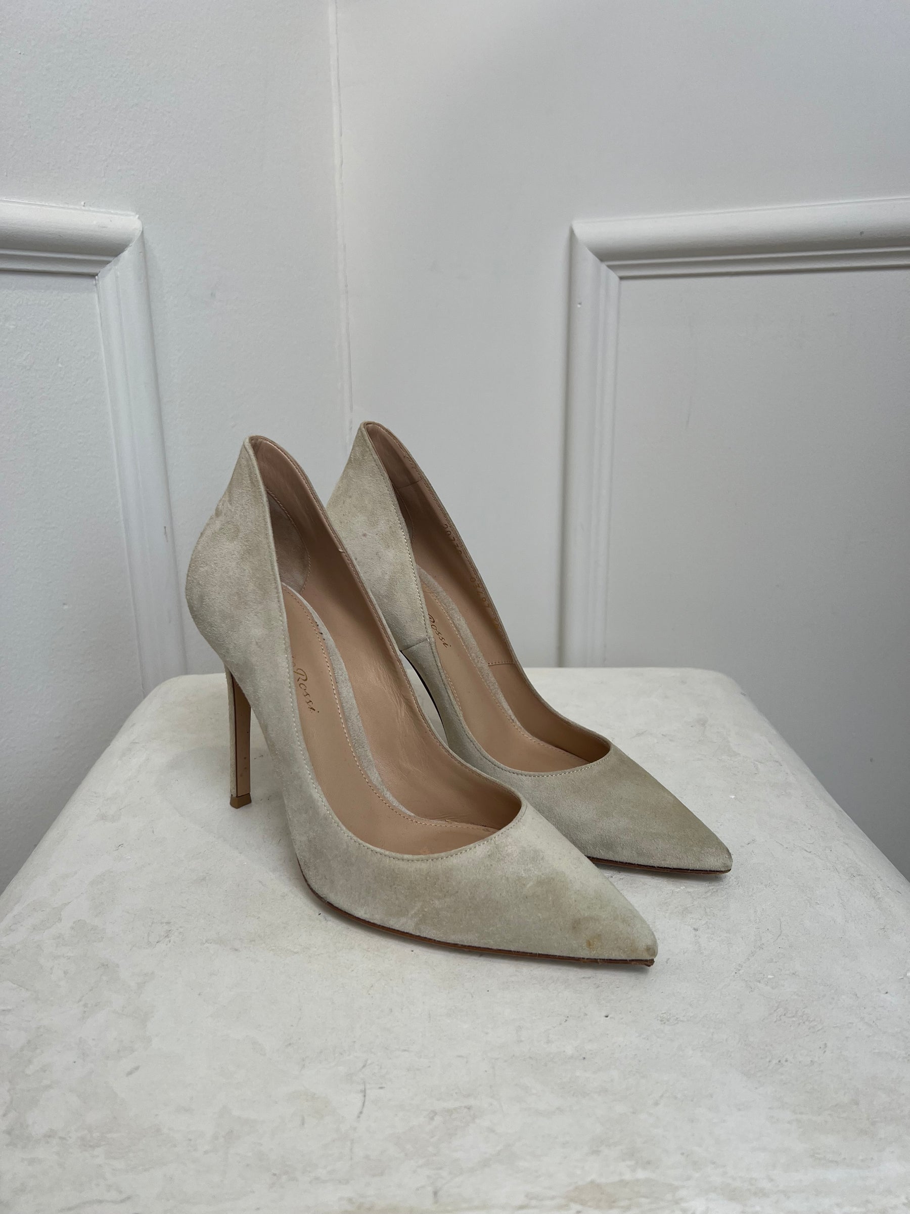 Gianvito Rossi Ellipsis Beige Suede Pumps, 38