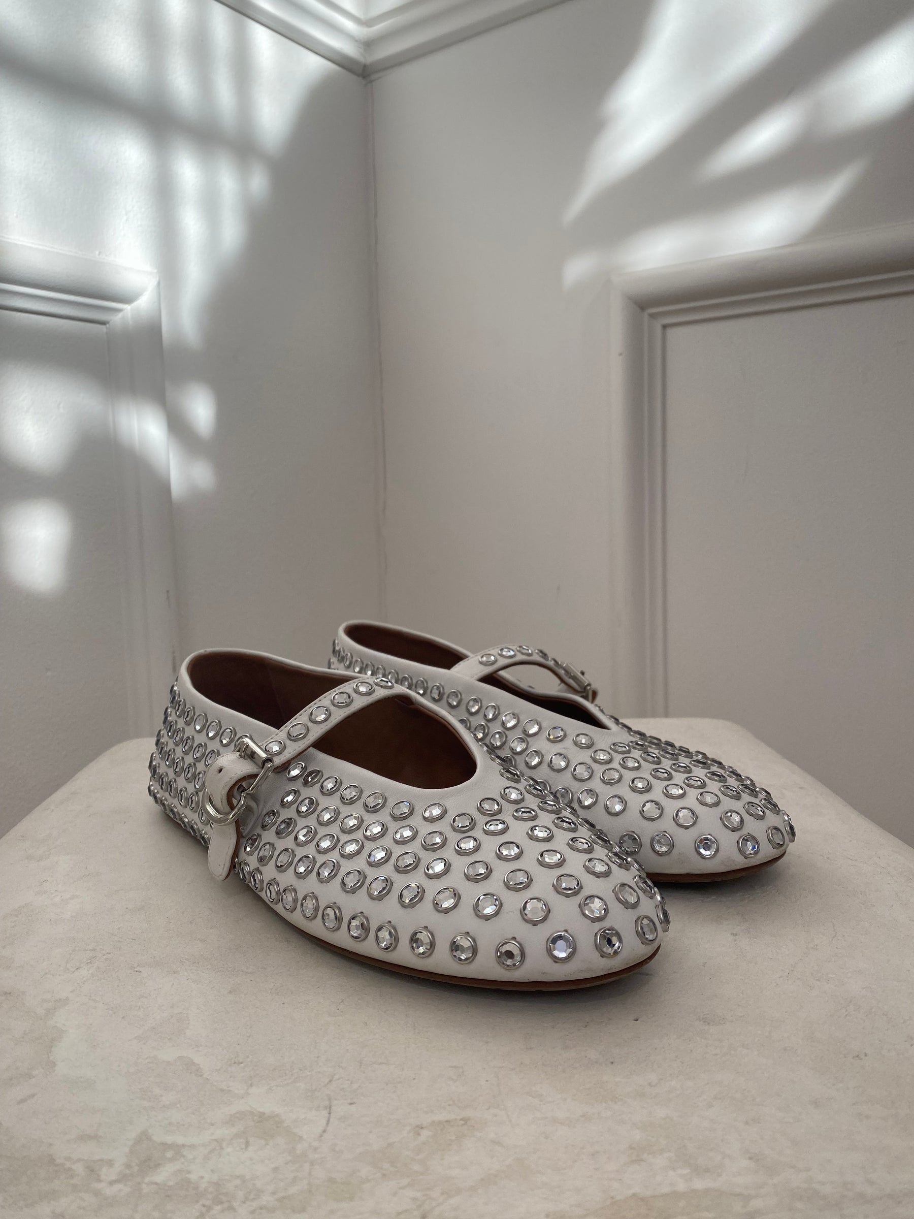 Alaïa White Leather Crystal Studded Ballet Flats, 39