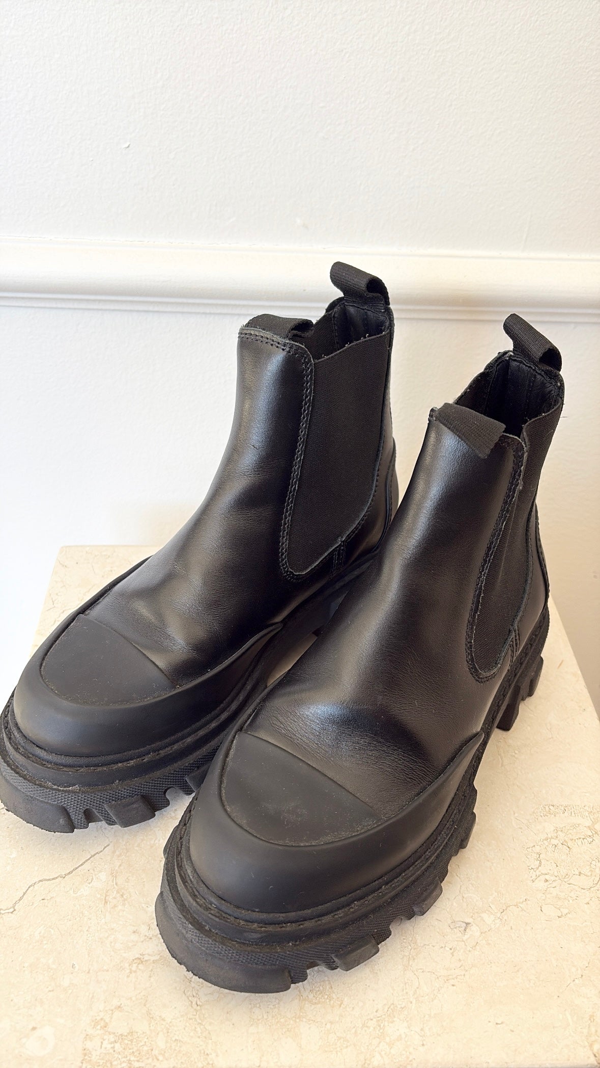 GANNI Black Leather Chelsea Boots, 36