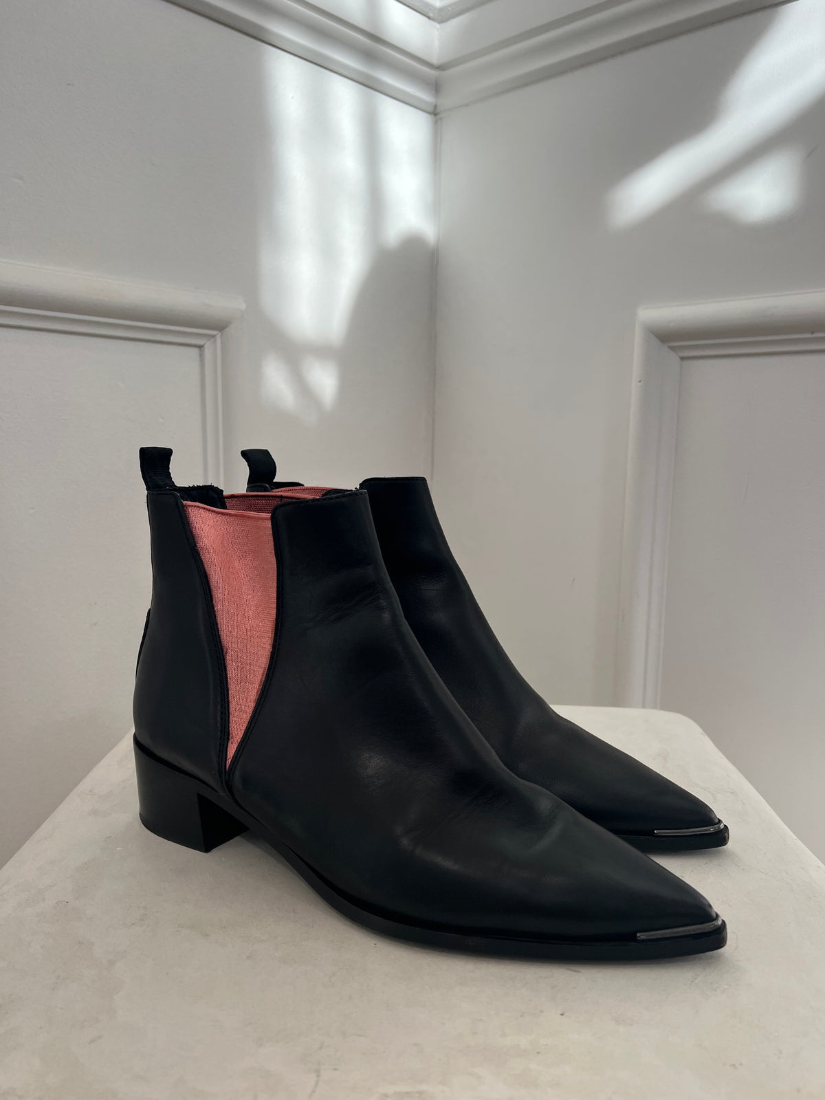 Acne Studios Black Leather and Pink Pointed Jensen Boots, 40
