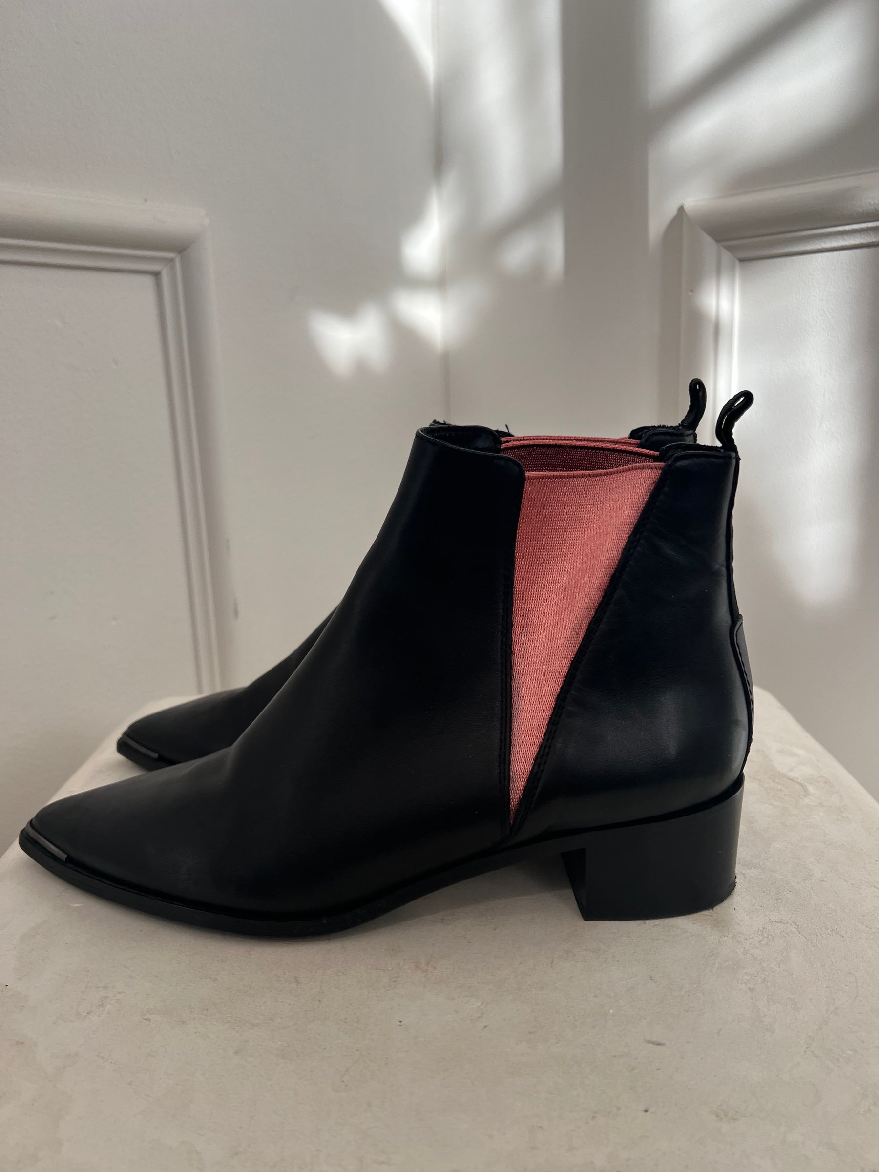 Acne Studios Black Leather and Pink Pointed Jensen Boots, 40