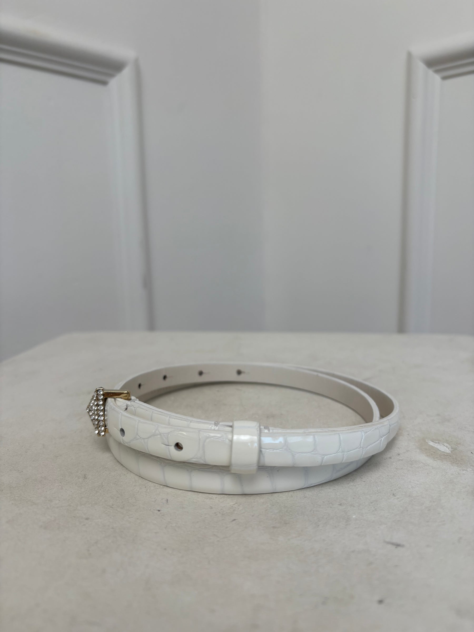Scanlan Theodore White Leather Croc Effect Diamond Crystal Buckle Belt, M
