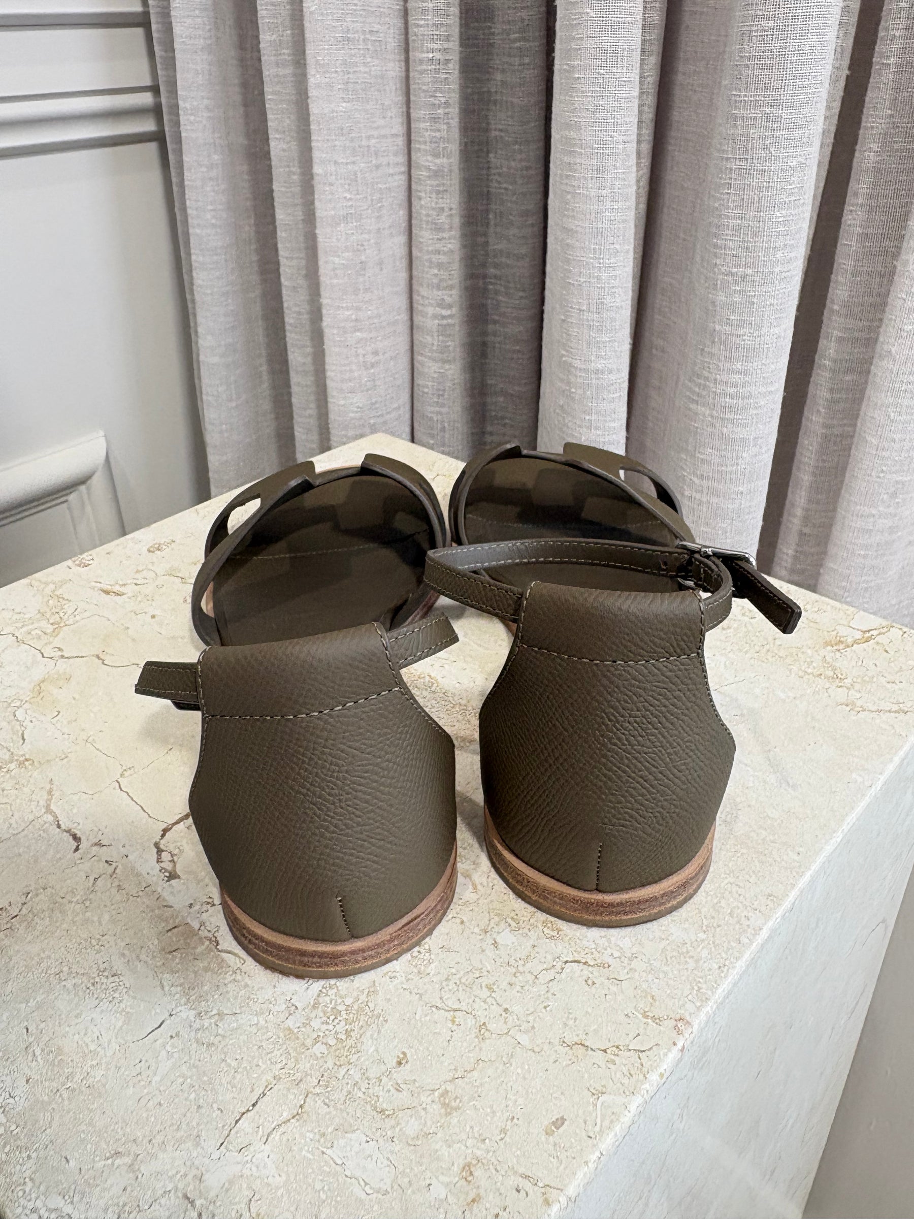 Hermès Etoupe Leather Santorini Sandals, 37