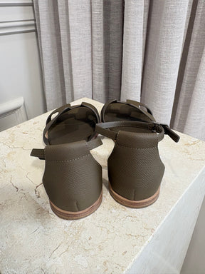 Hermès Etoupe Leather Santorini Sandals, 37
