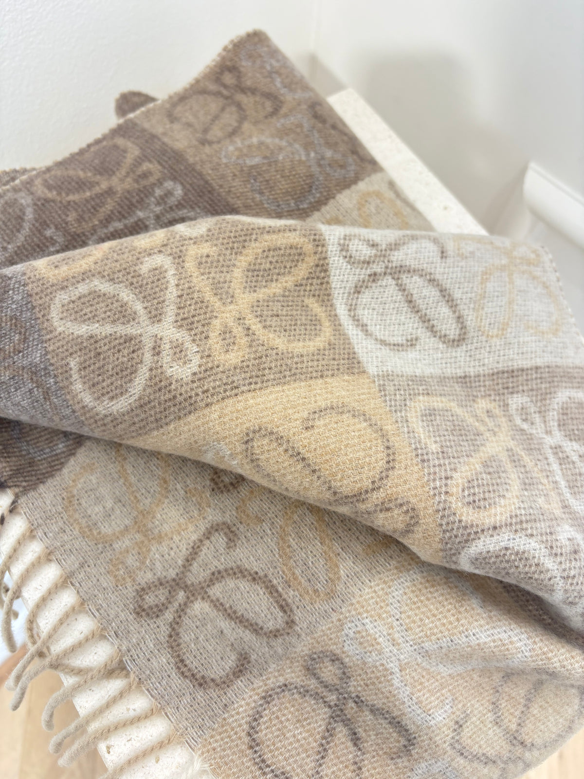 Leowe Beige and Cream Cashmere Blend Anagram Logo Scarf