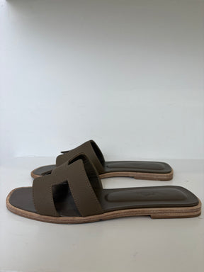 Hermès Oran Slides In Étoupe, 38