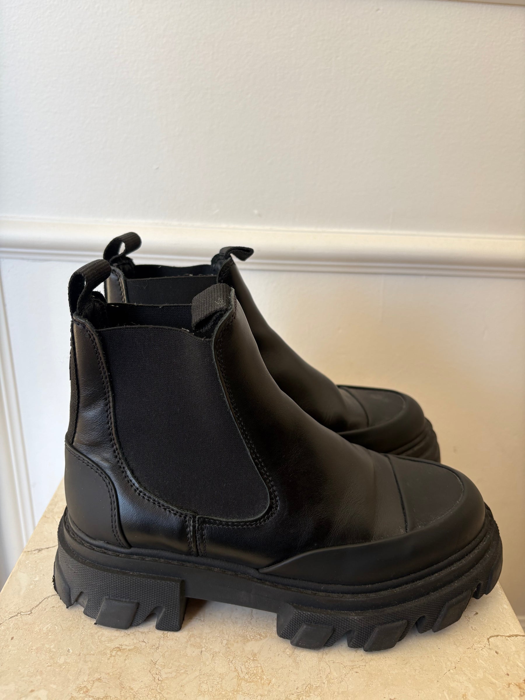 GANNI Black Leather Chelsea Boots, 36