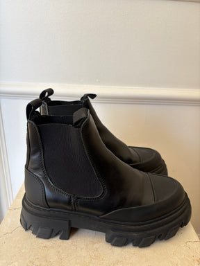 GANNI Black Leather Chelsea Boots, 36