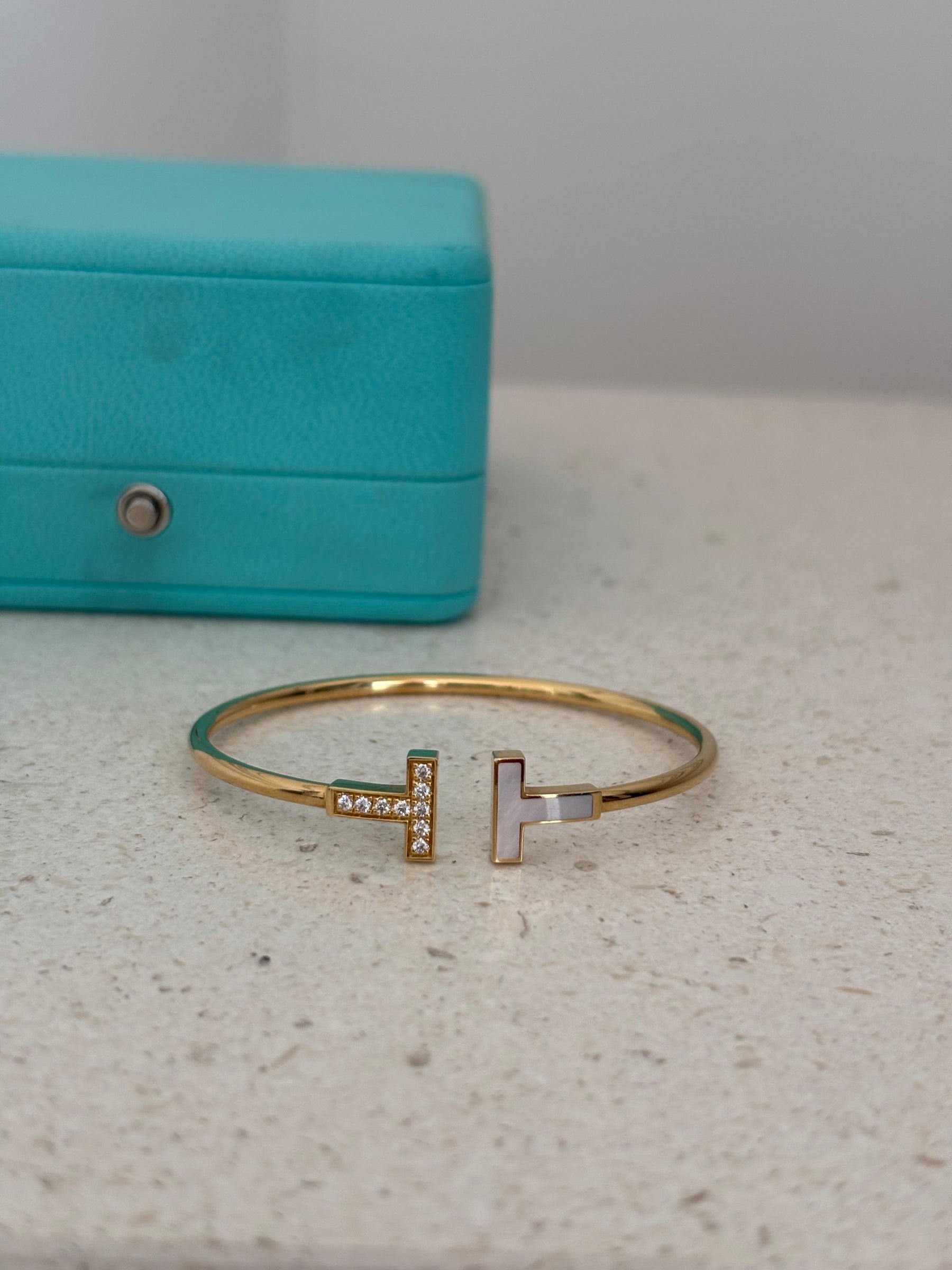 Tiffany & Co. Wire Bracelet in Yellow Gold with Mother-of-pearl and Diamonds, XS