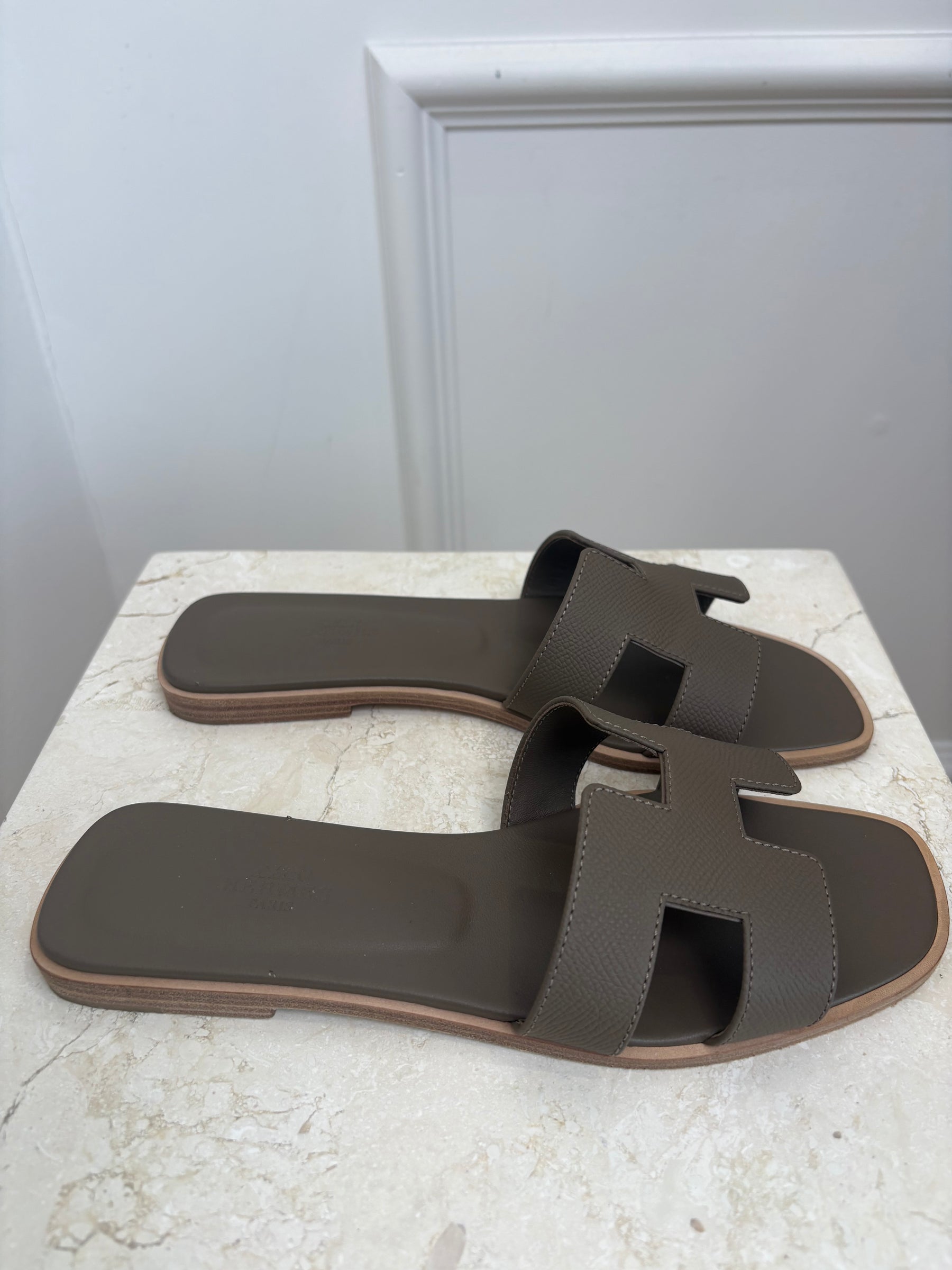 Hermès Etoupe Epsom Leather Oran Sandals, 38