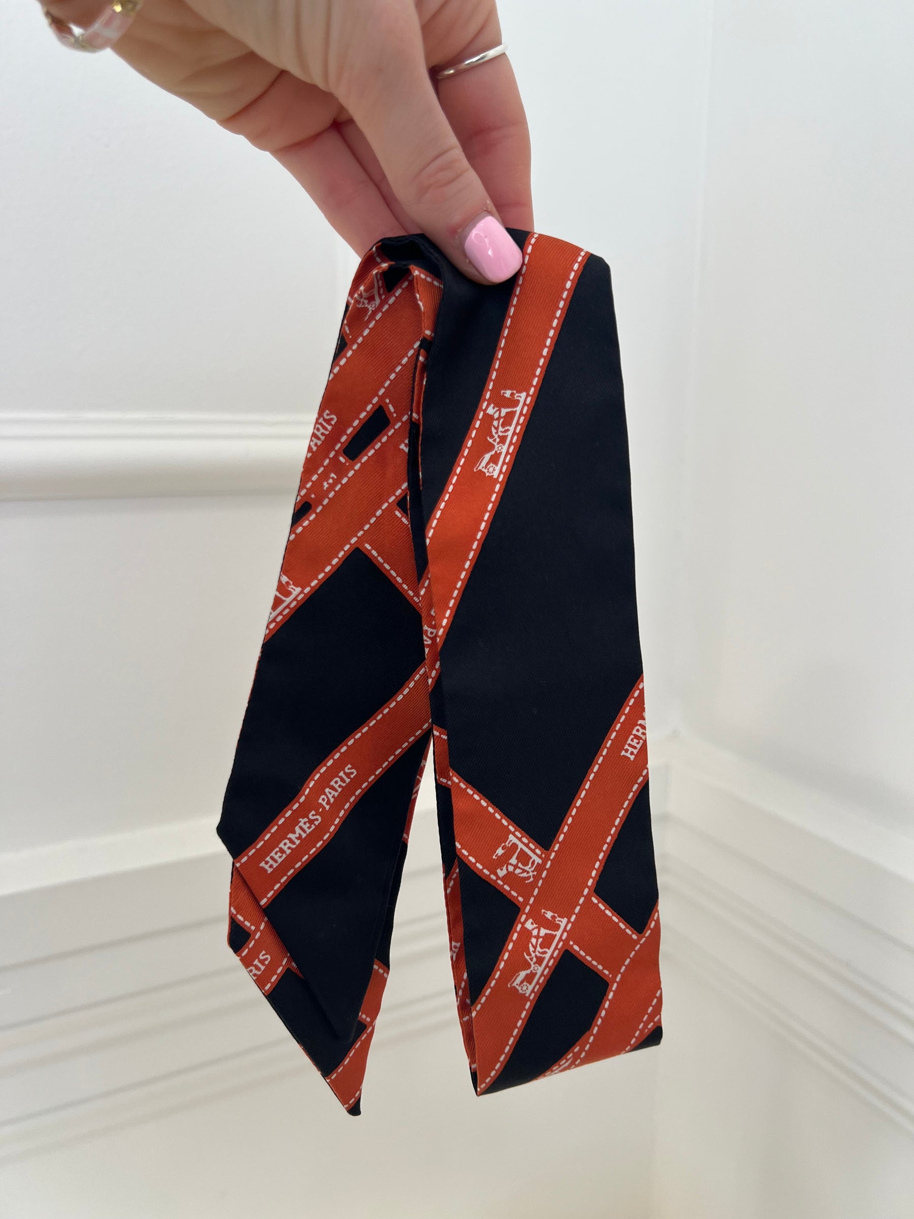 Hermès Black and Orange Ribbon Print Silk Twilly