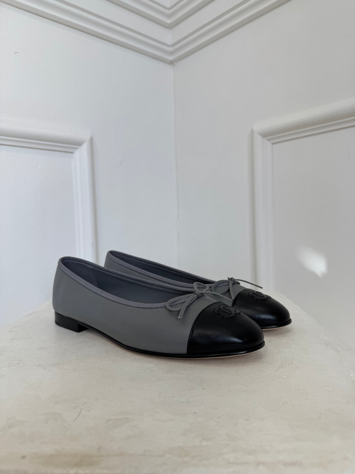 Chanel Grey and Black leather Ballet Flats, 40C