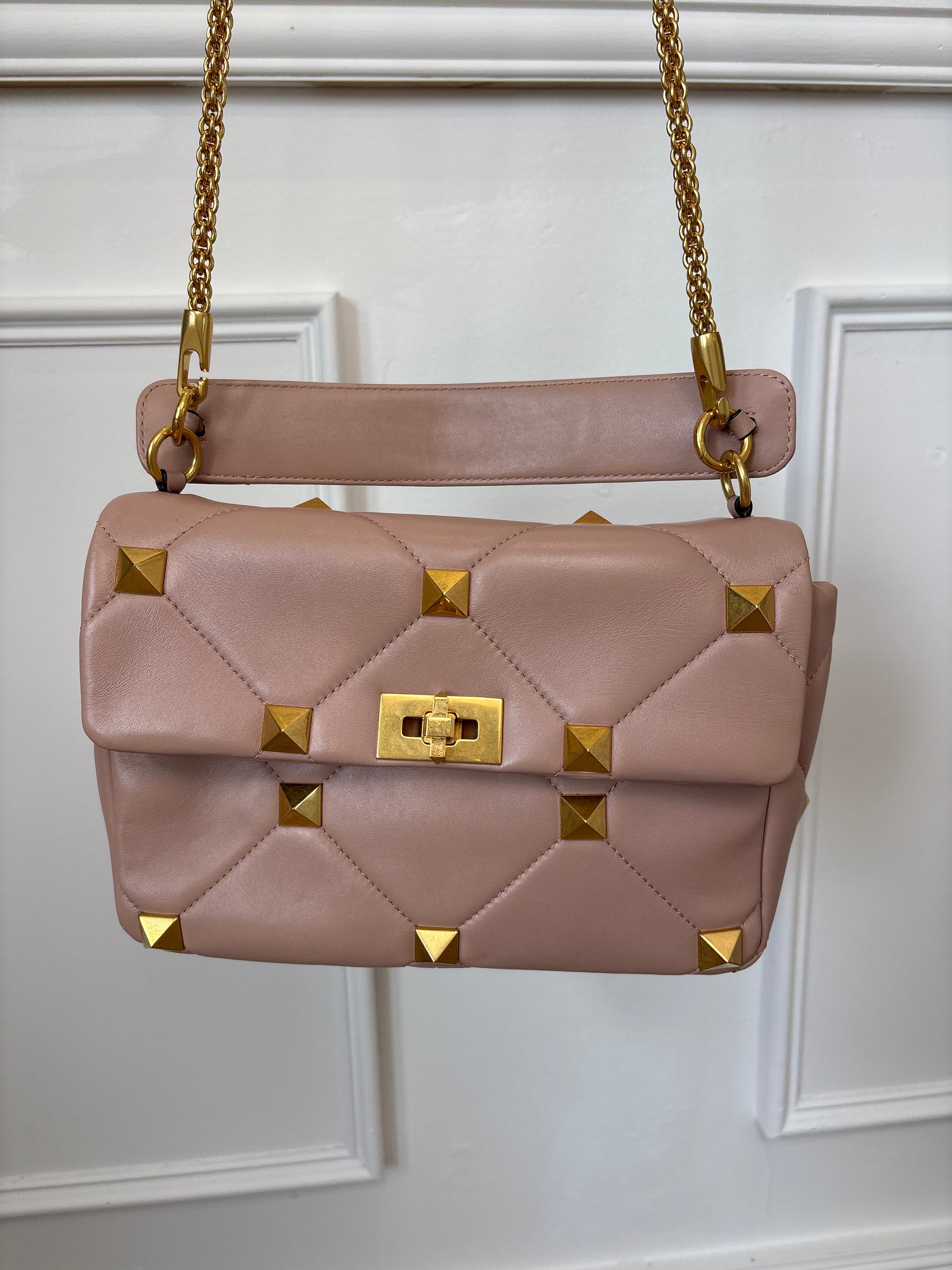 Valentino Garavani Roman Stud Leather Handbag With Shoulder Chain Blush