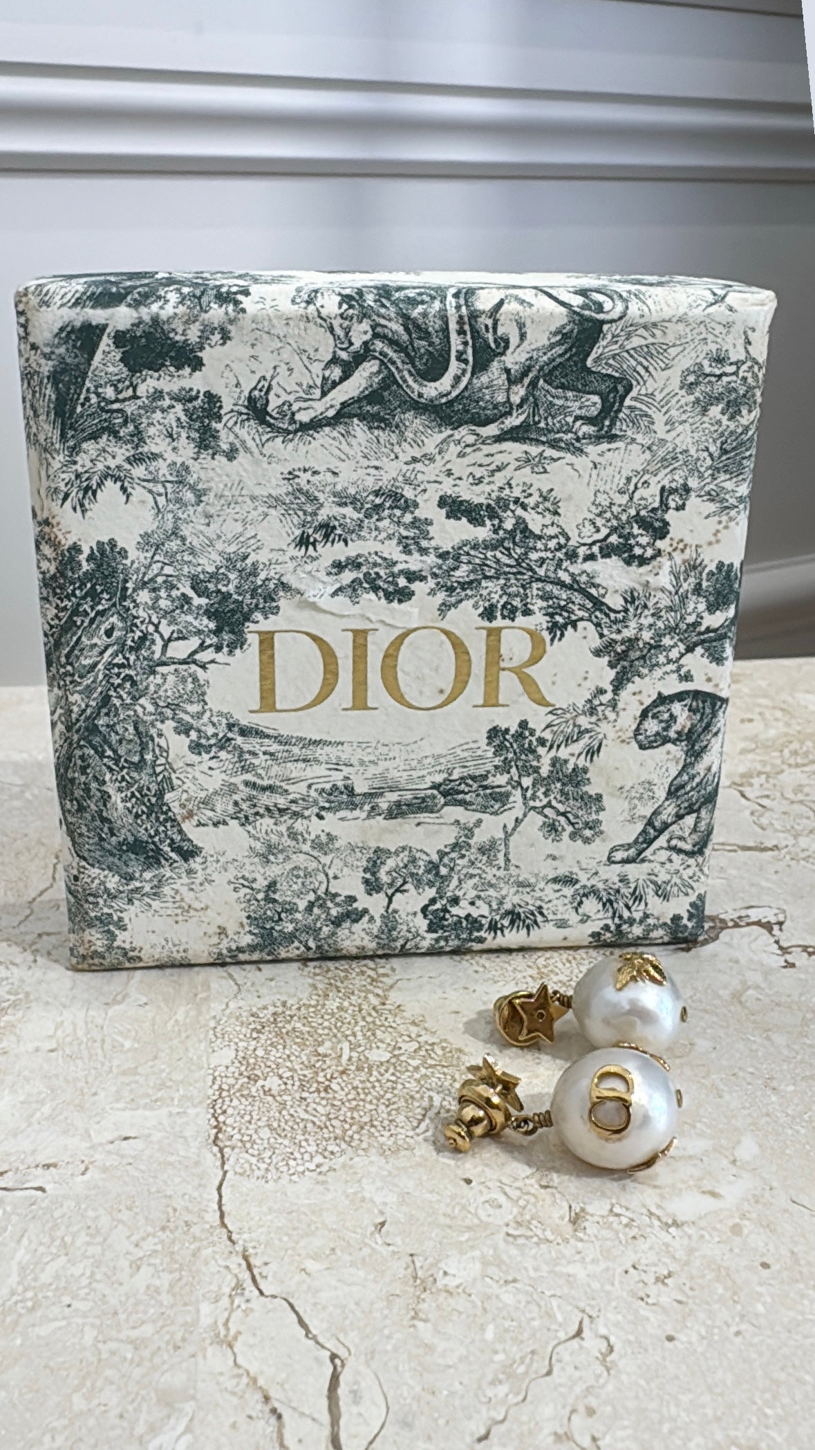 Dior Tribales Pearl Earrings Logo Bee Motif, 8 AU