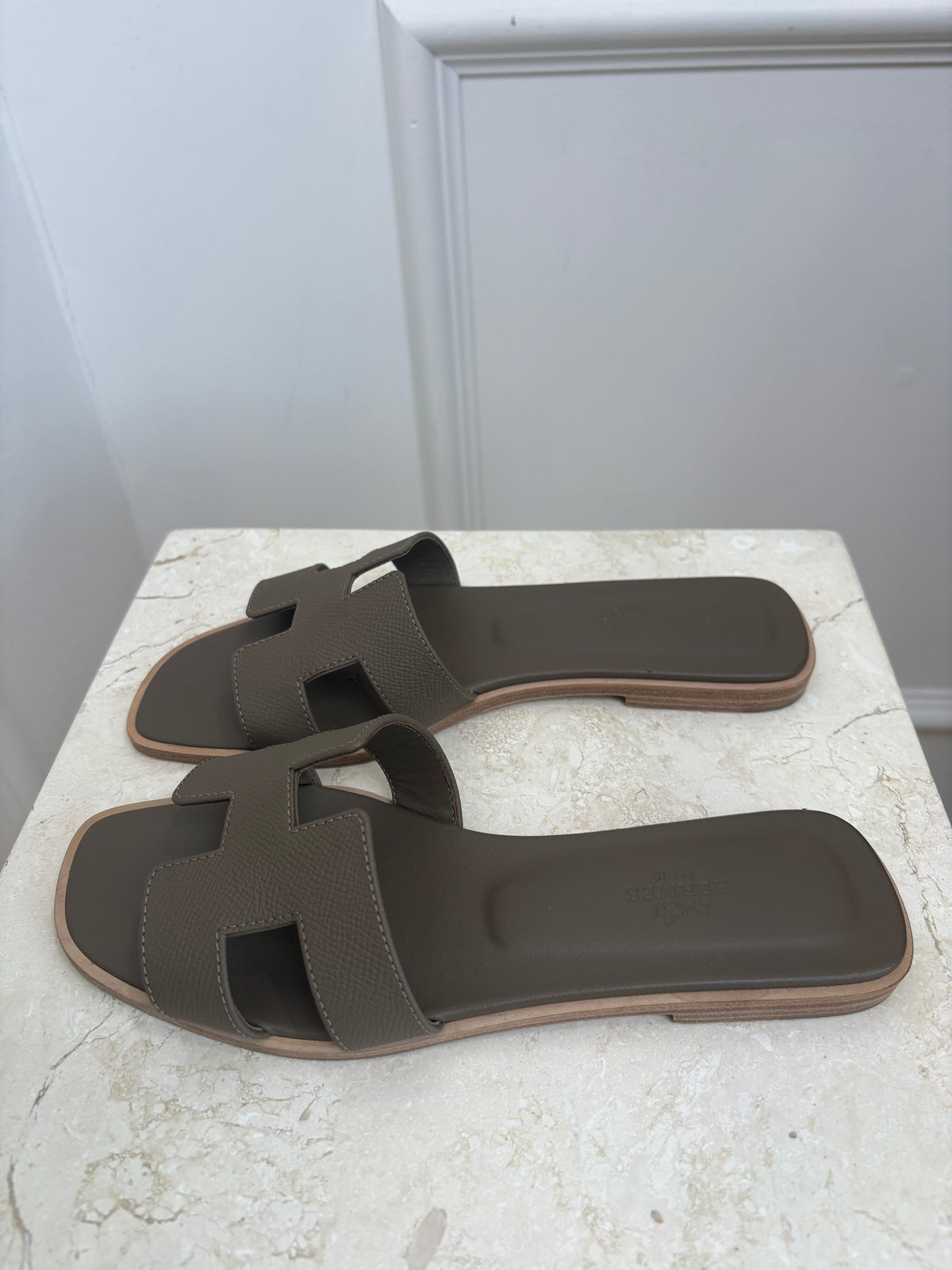 Hermès Etoupe Epsom Leather Oran Sandals, 38