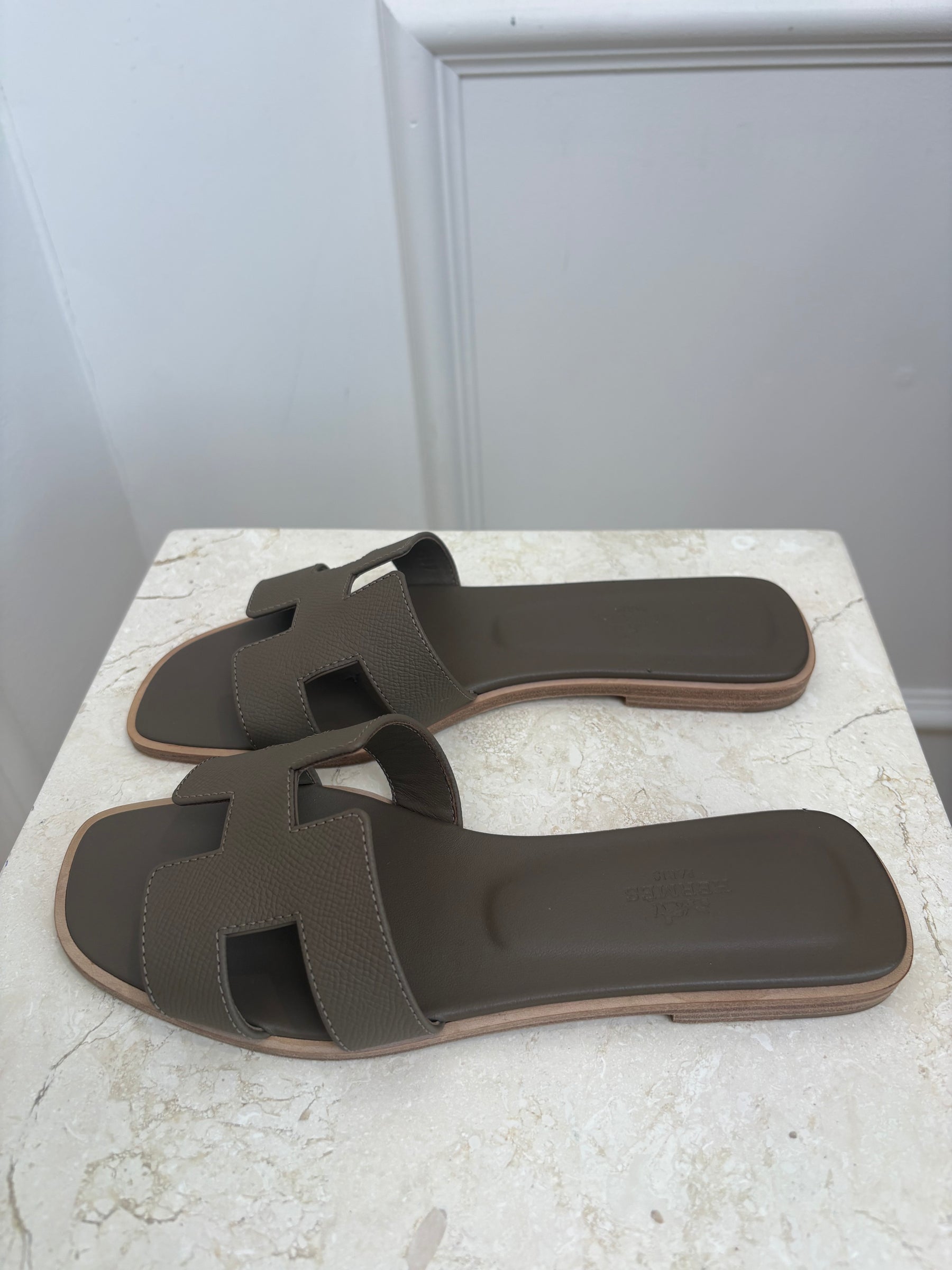 Hermès Etoupe Epsom Leather Oran Sandals, 38