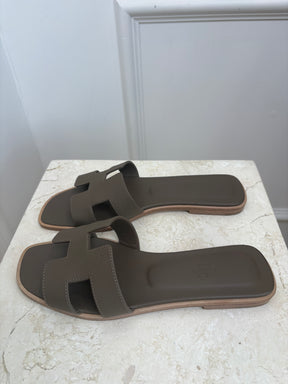 Hermès Etoupe Epsom Leather Oran Sandals, 38