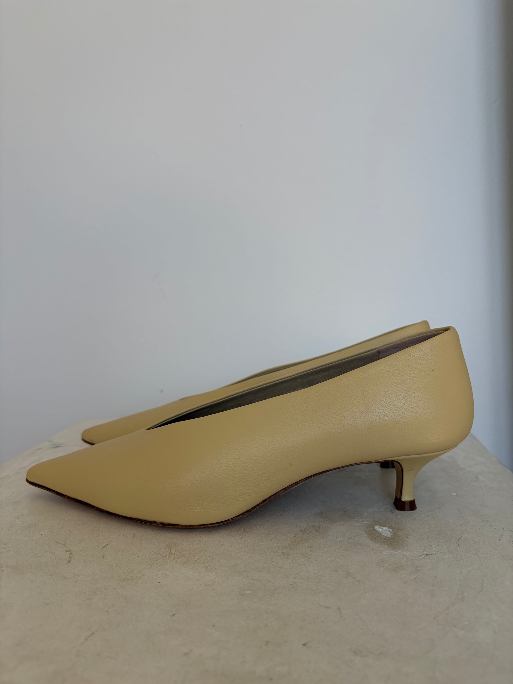 Le Monde Beryl Pointed Kitten Heel Pump In Custard, 39