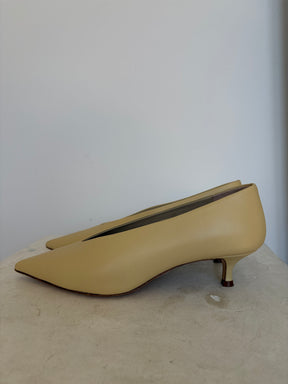 Le Monde Beryl Pointed Kitten Heel Pump In Custard, 39