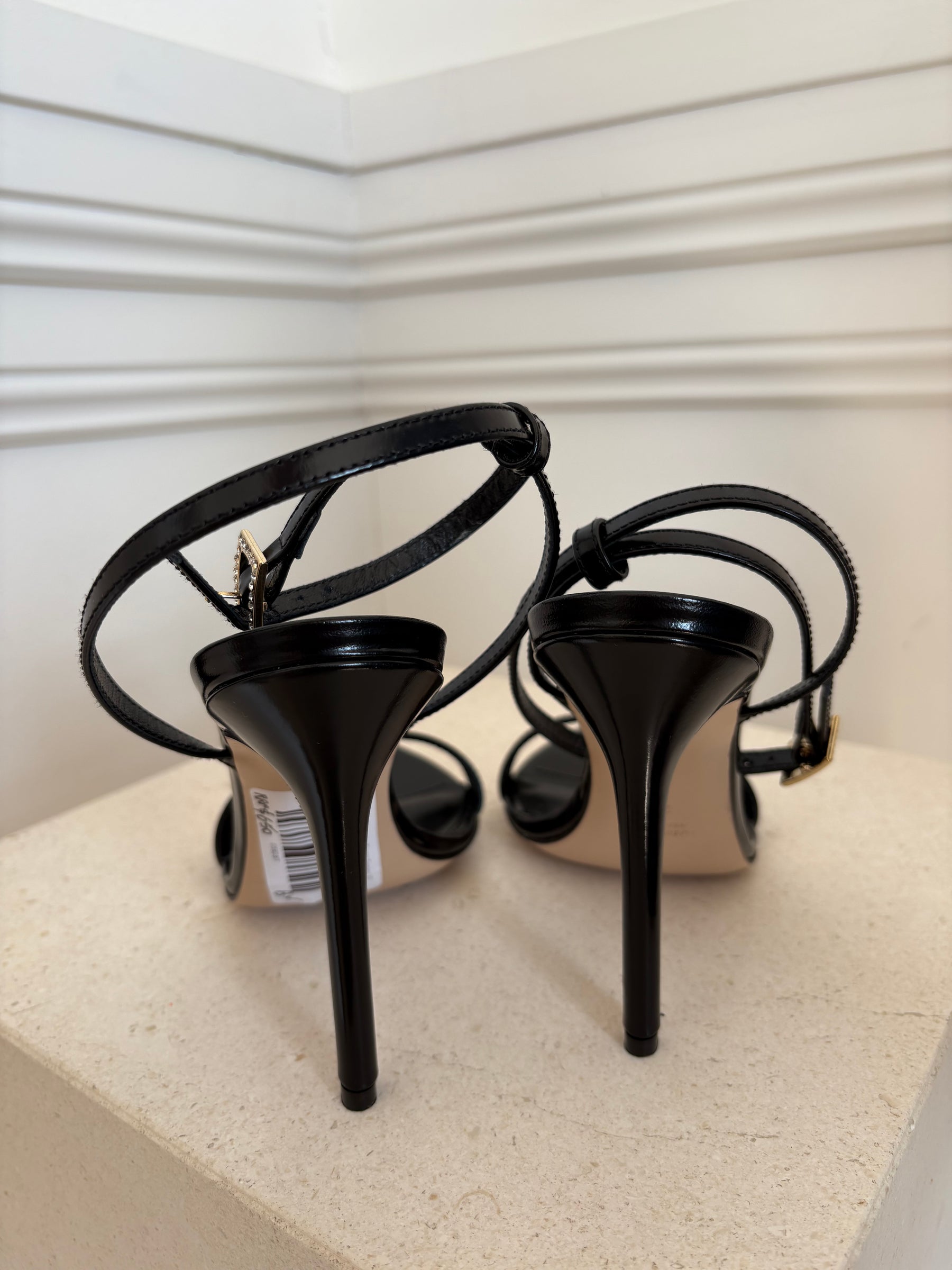 Scanlan Theodore Polished Pointed Sandals, 37