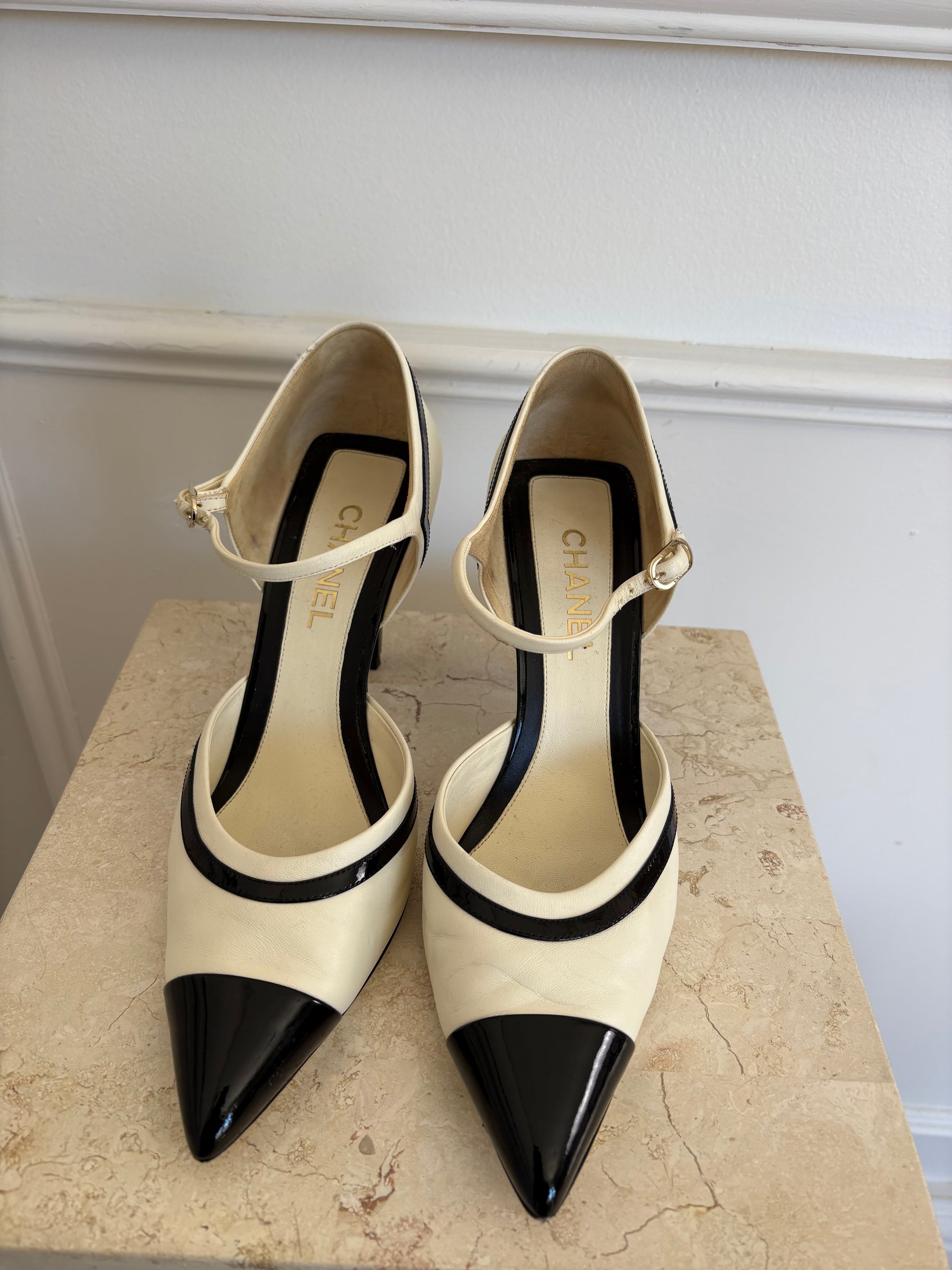 Chanel White and Black Leather Pointed Mary Janes, 41 C