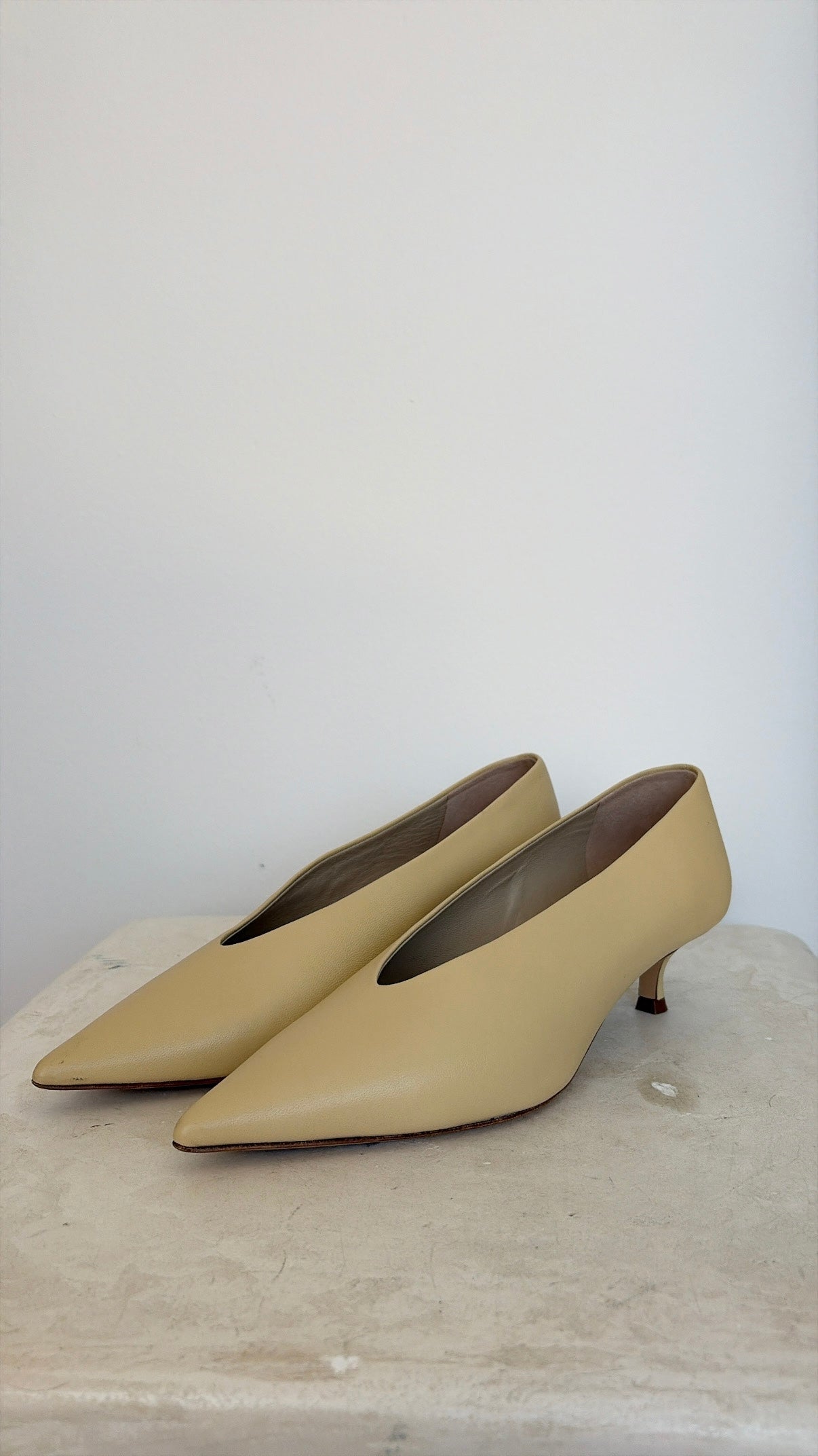 Le Monde Beryl Pointed Kitten Heel Pump In Custard, 39