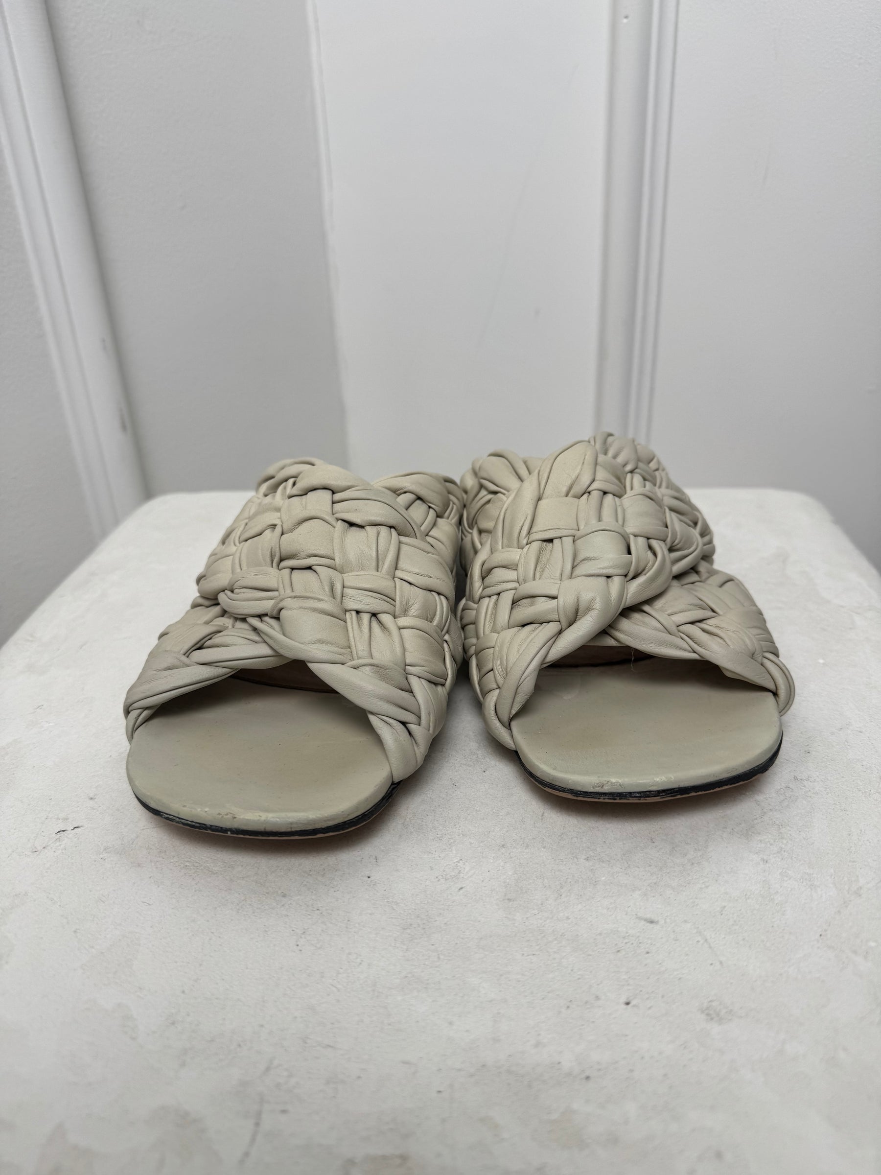 Bottega Veneta Cream Stone Woven Leather Slides, 39