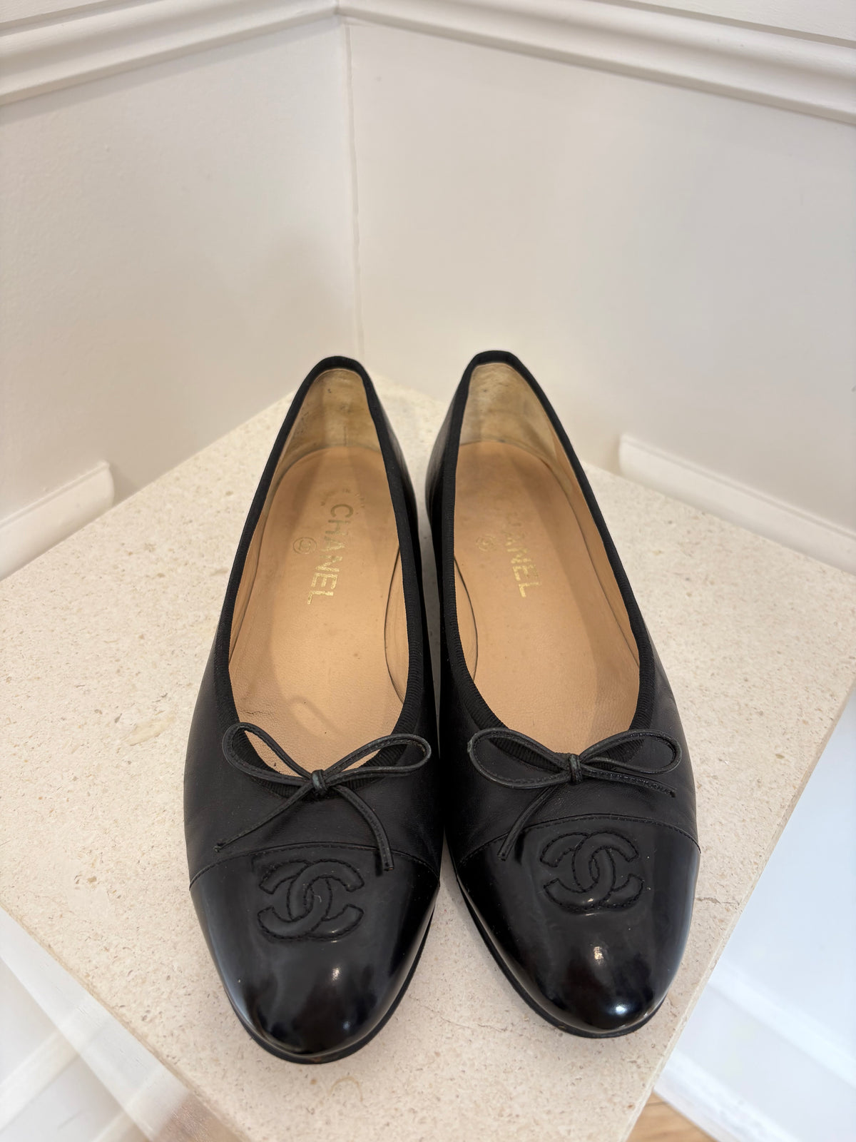 Chanel Leather Ballet Flats CC Patent Toe In Black, 37.5