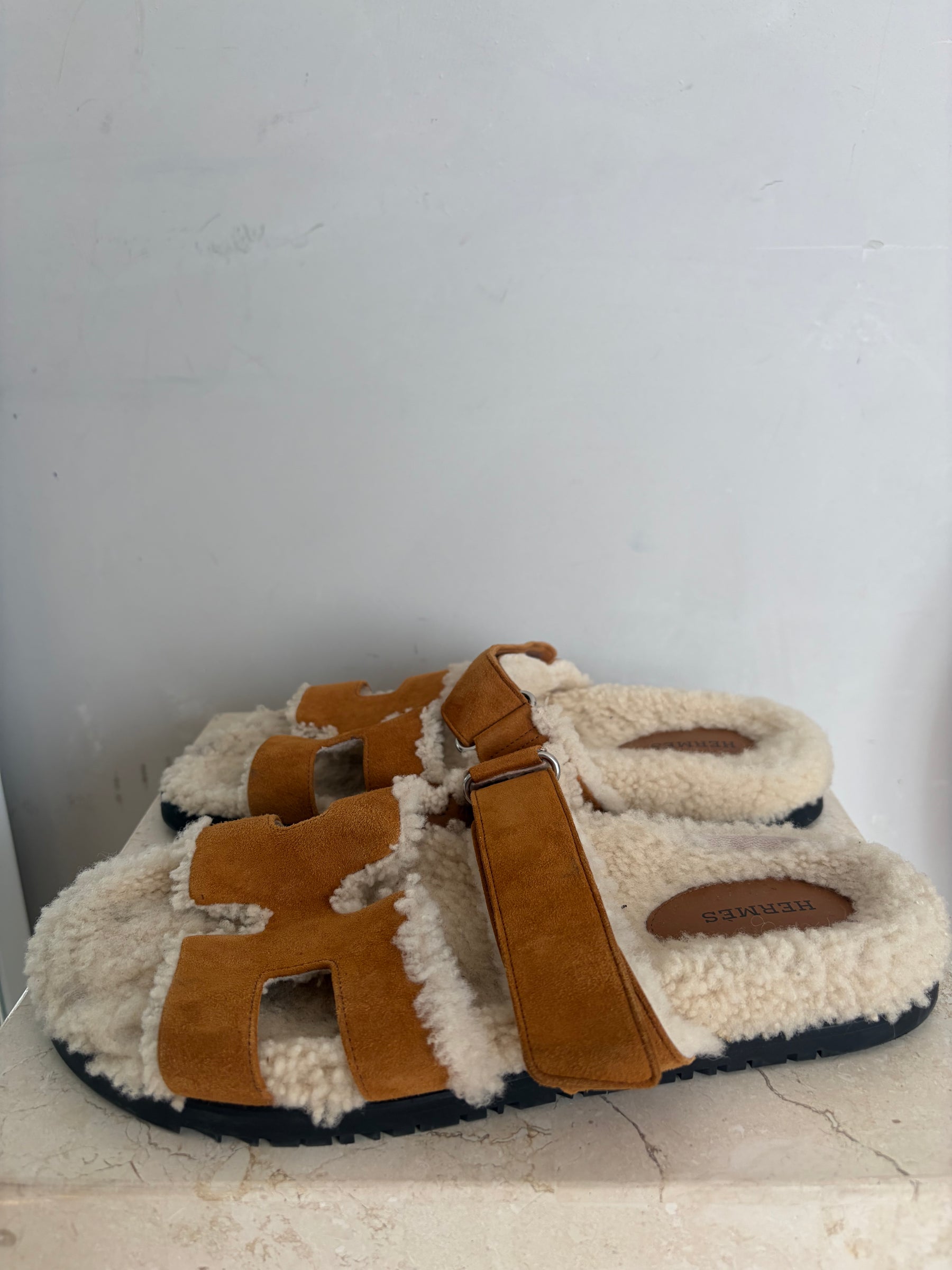 Hermès Tan Shearling Chypre Sandlas, 40
