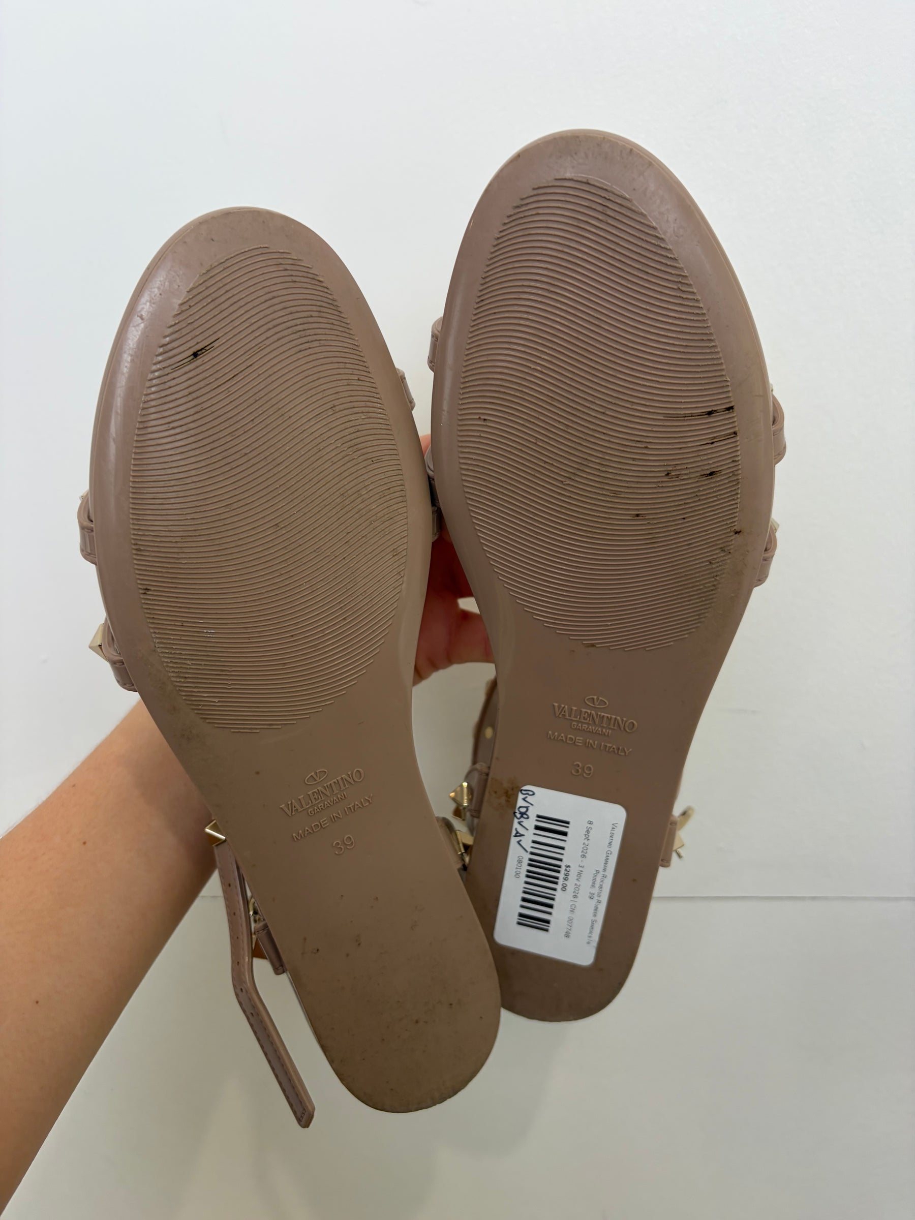 Valentino Garavani Rockstud Rubber Sandals In Poudré, 39
