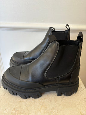 GANNI Black Leather Chelsea Boots, 36