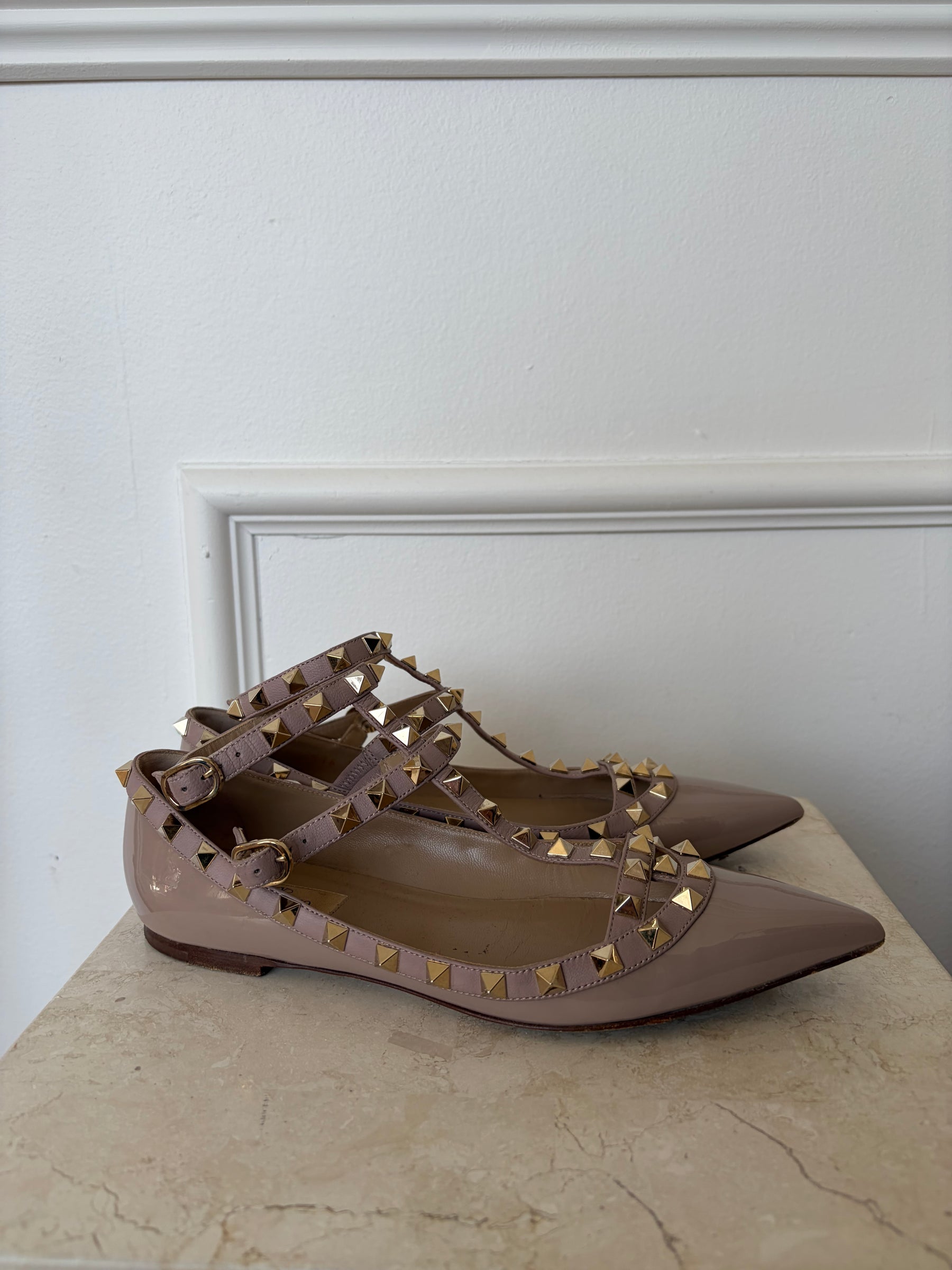 Valentino Garavani Beige Patent Leather Rockstud Cage Flats, 37