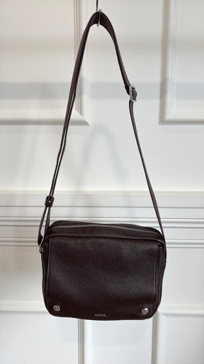 Loewe Pebble Messenger Bag In  Oxblood Medium Unisex