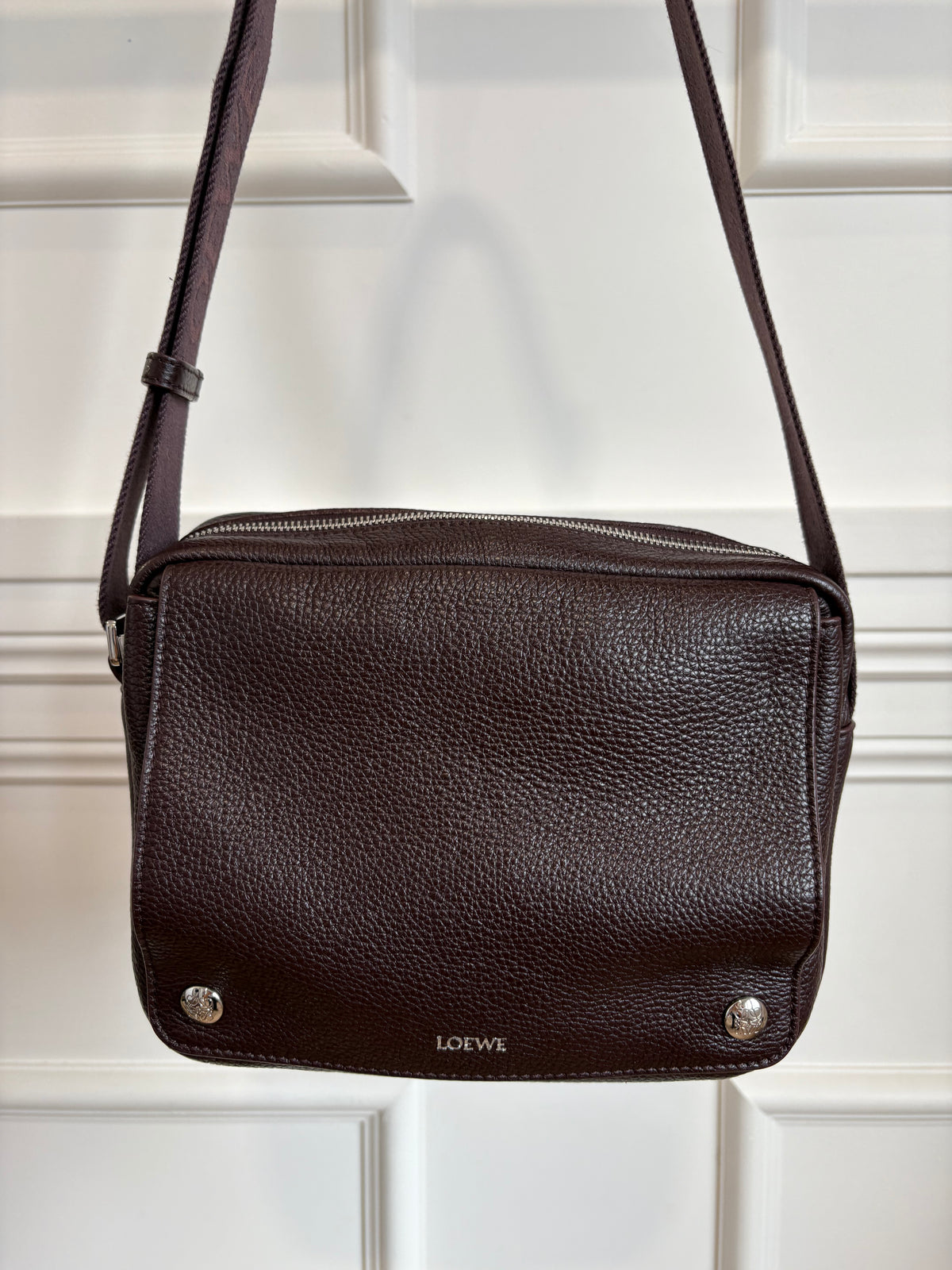 Loewe Pebble Messenger Bag In  Oxblood Medium Unisex