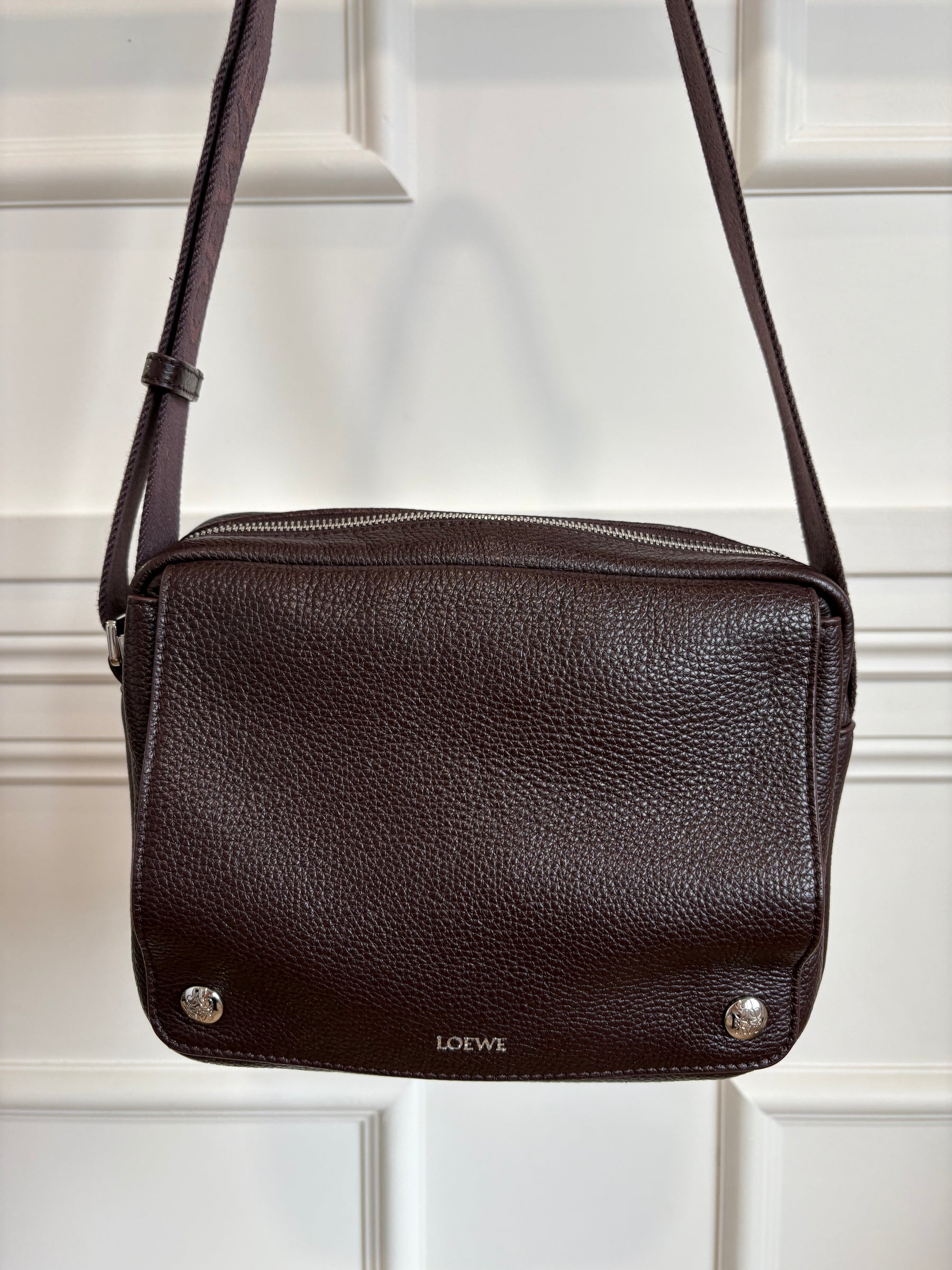 Loewe Pebble Messenger Bag In  Oxblood Medium Unisex