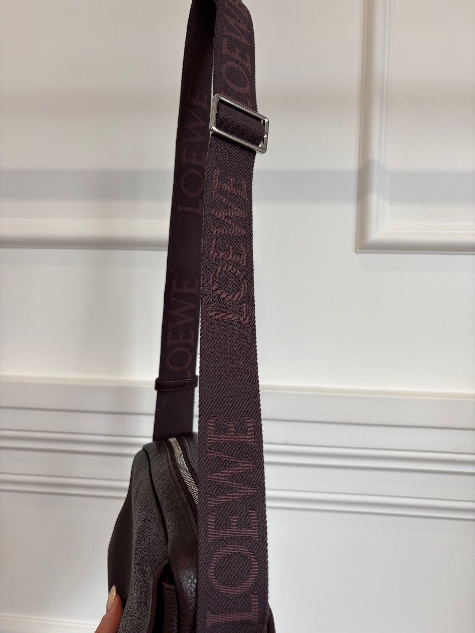 Loewe Pebble Messenger Bag In  Oxblood Medium Unisex