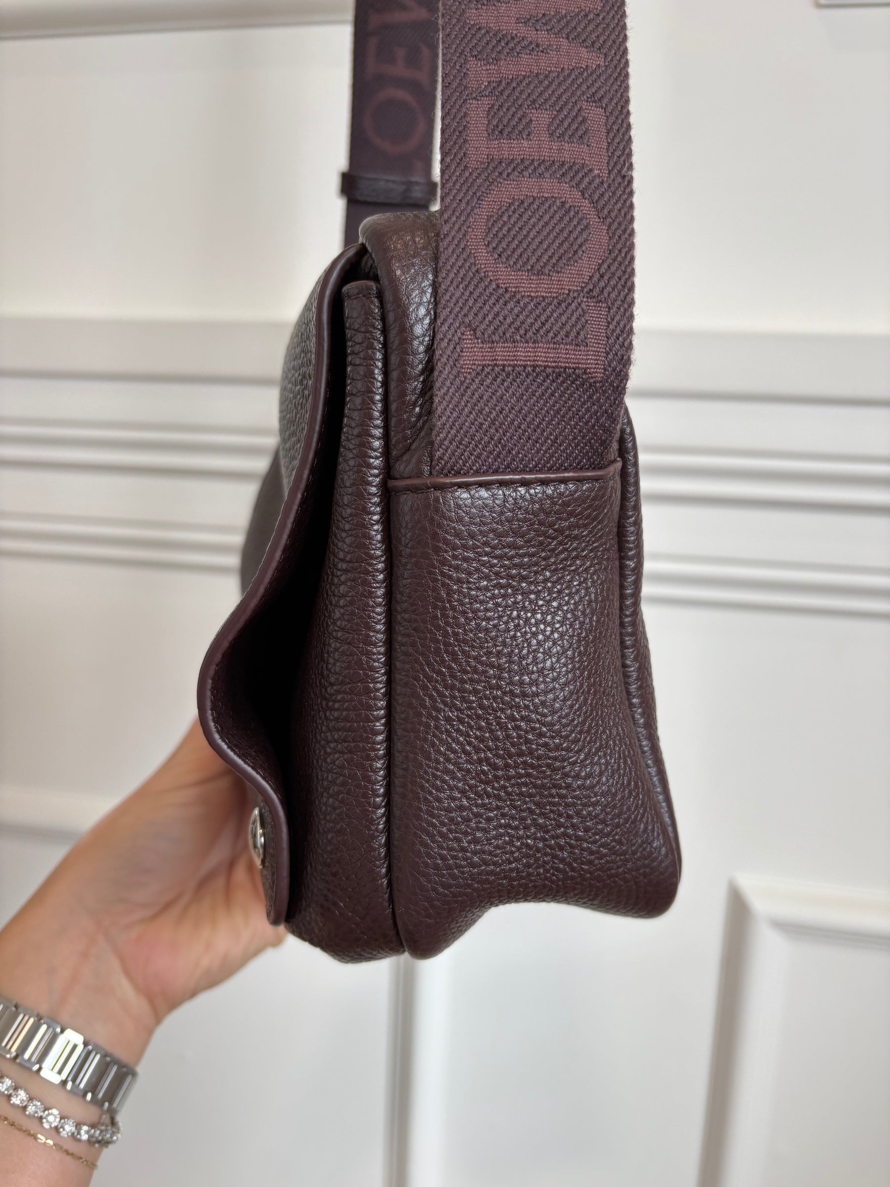 Loewe Pebble Messenger Bag In  Oxblood Medium Unisex