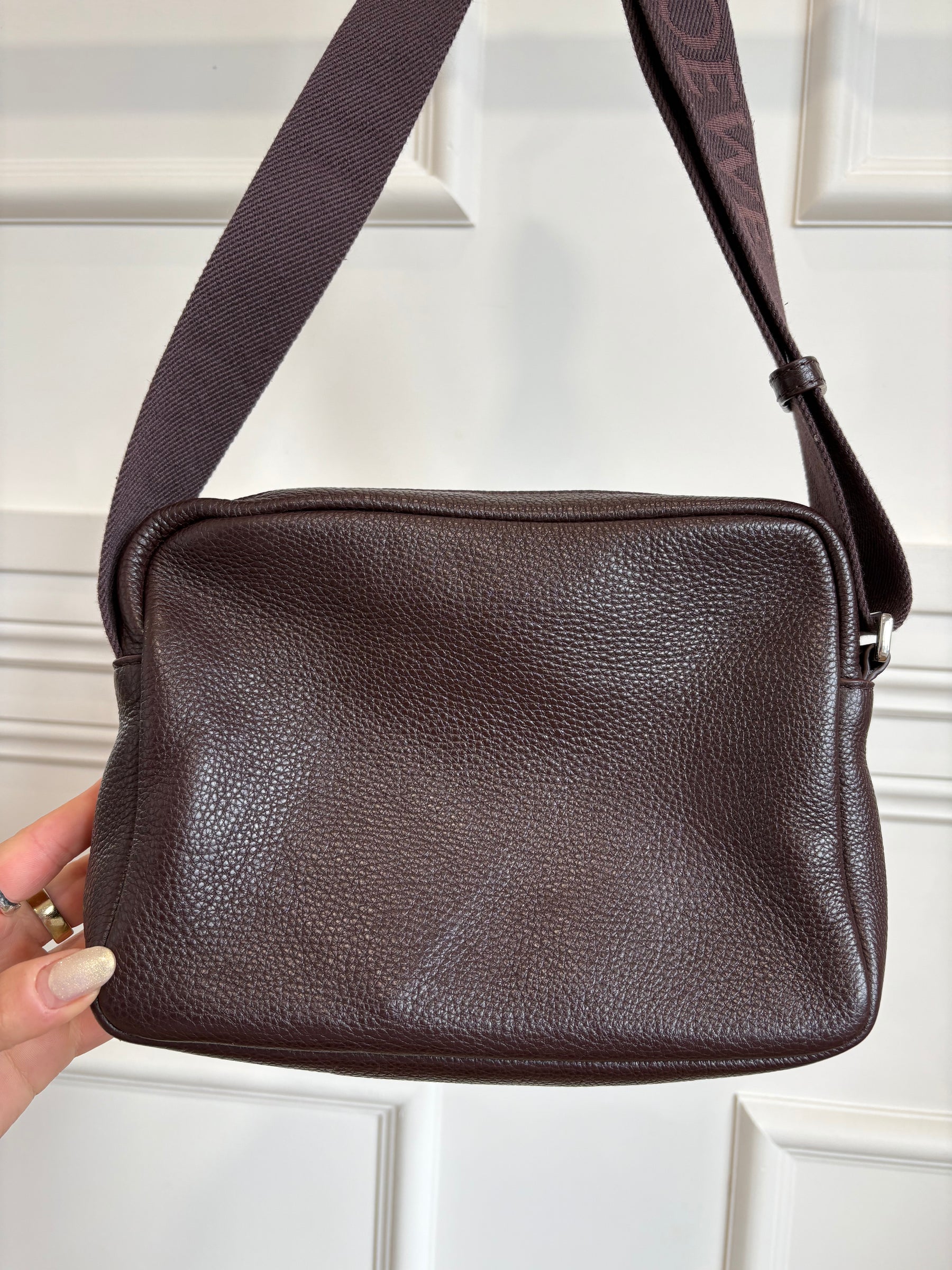 Loewe Pebble Messenger Bag In  Oxblood Medium Unisex