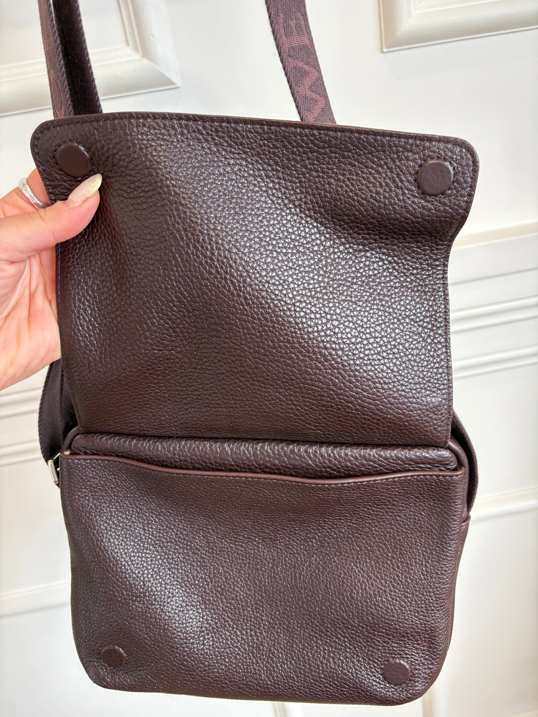 Loewe Pebble Messenger Bag In  Oxblood Medium Unisex