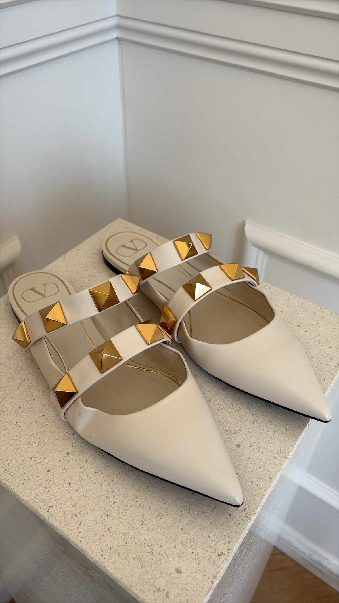 Valentino Garavani Cream Leather Roman Stud Pointed Plats, 41