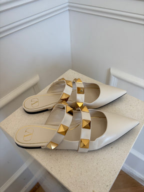 Valentino Garavani Cream Leather Roman Stud Pointed Plats, 41
