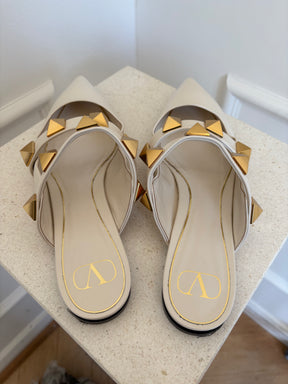 Valentino Garavani Cream Leather Roman Stud Pointed Plats, 41