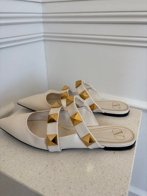 Valentino Garavani Cream Leather Roman Stud Pointed Plats, 41