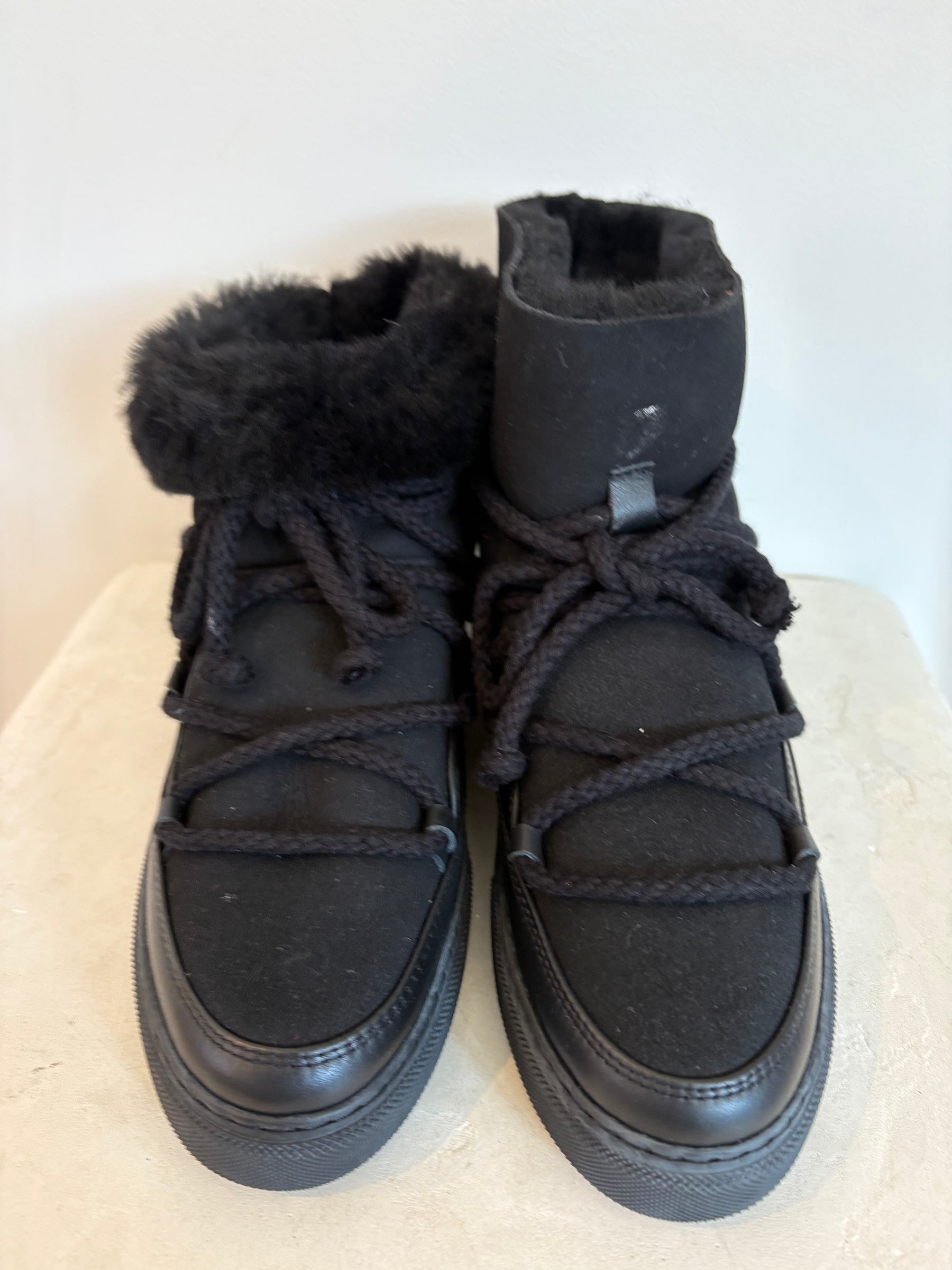 INUIKII Black Leather and Shearling Snow Boots, 41